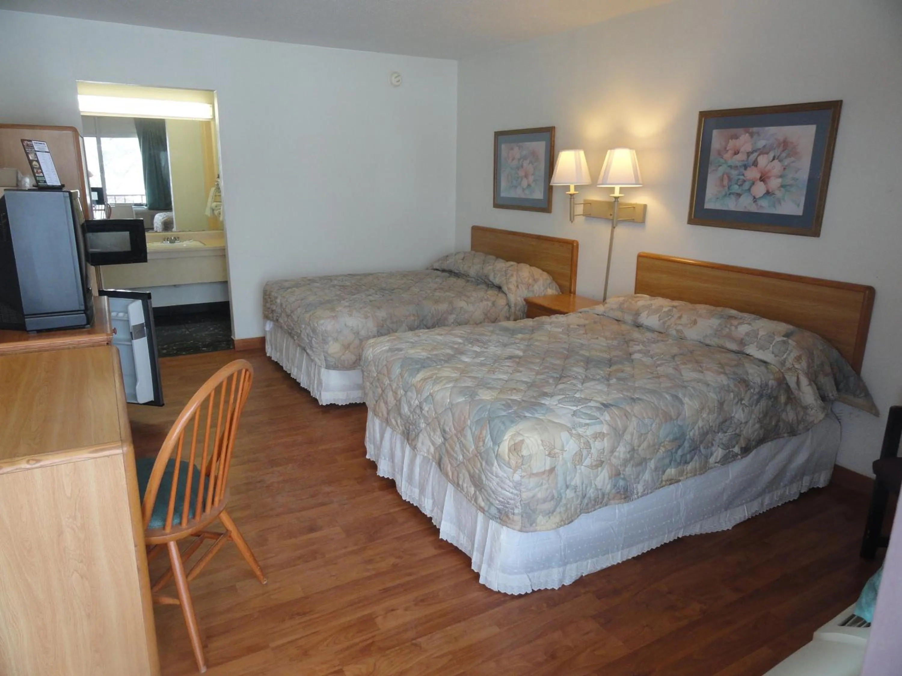 Photo of the whole room, Bed in Grand Rapids Inn