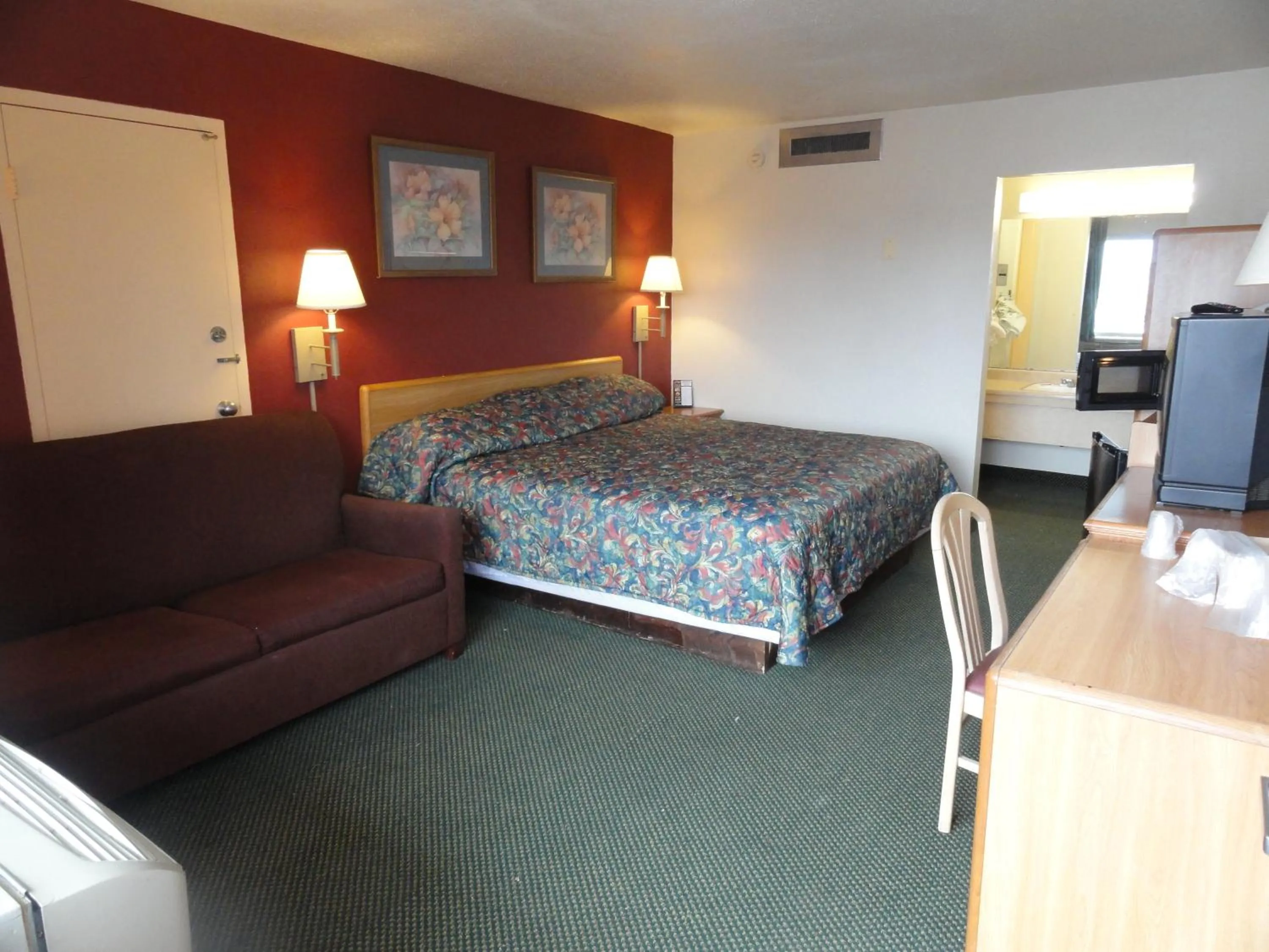 Photo of the whole room, Bed in Grand Rapids Inn