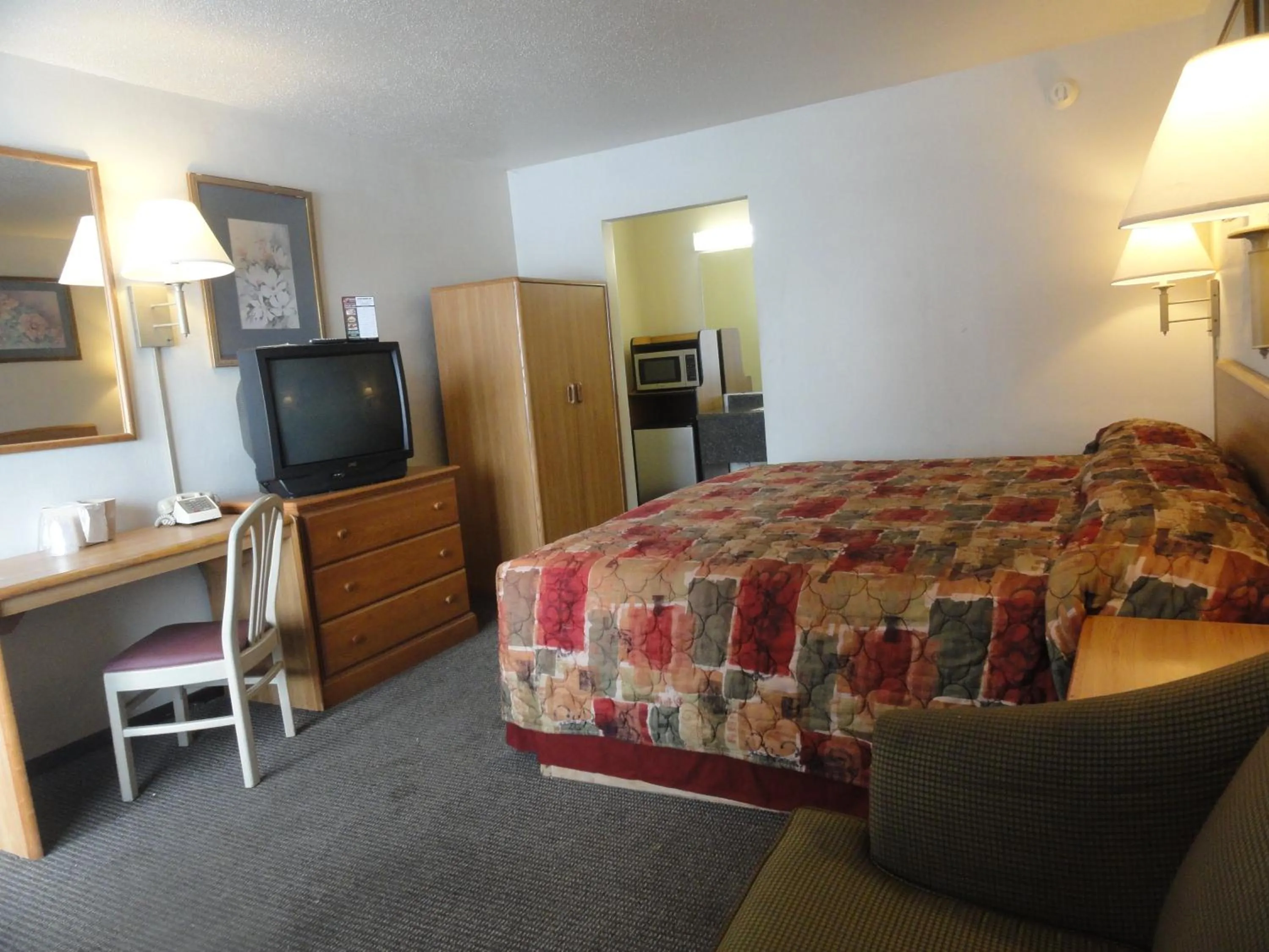 Photo of the whole room, Bed in Grand Rapids Inn