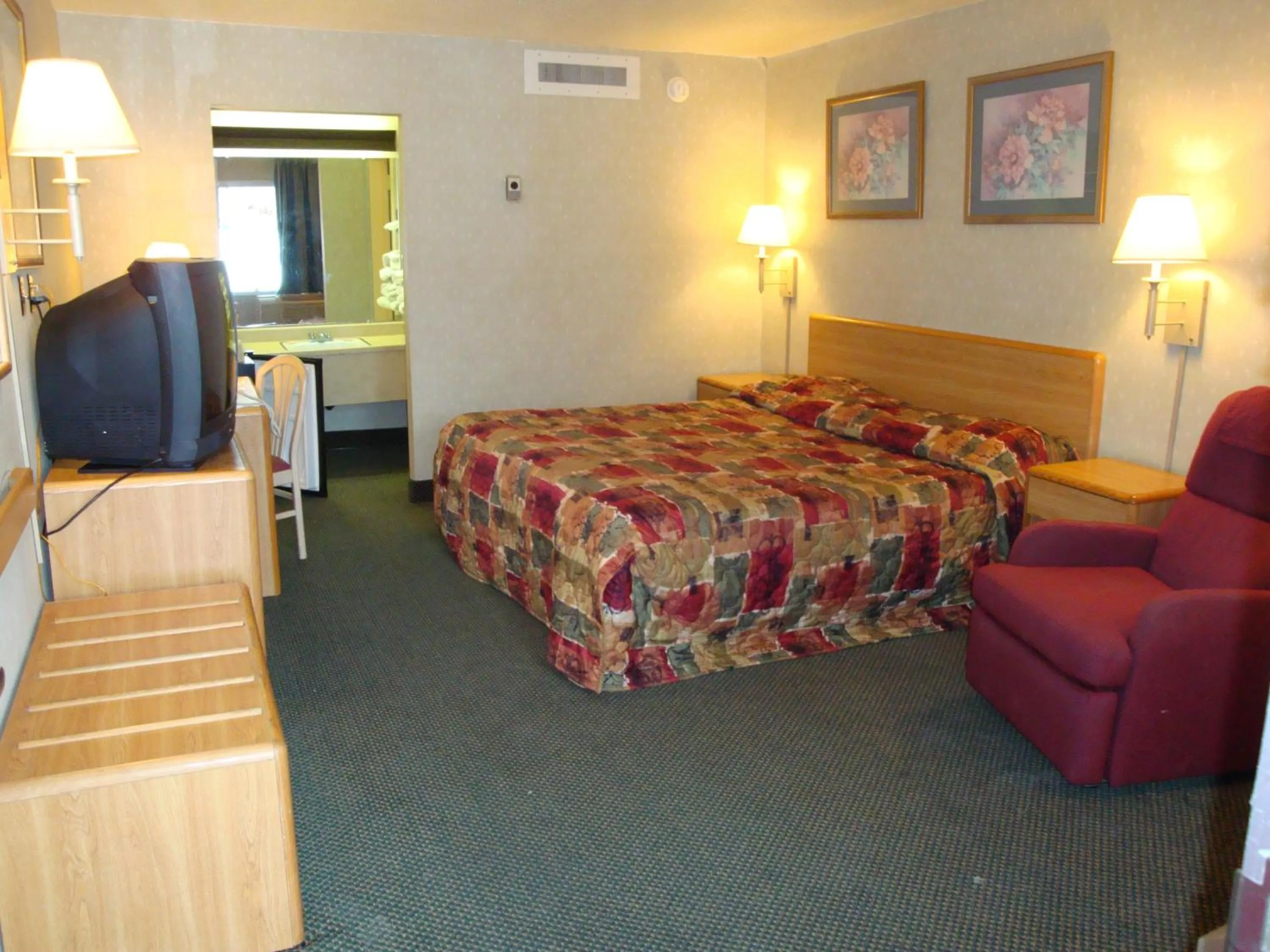 Photo of the whole room, Bed in Grand Rapids Inn