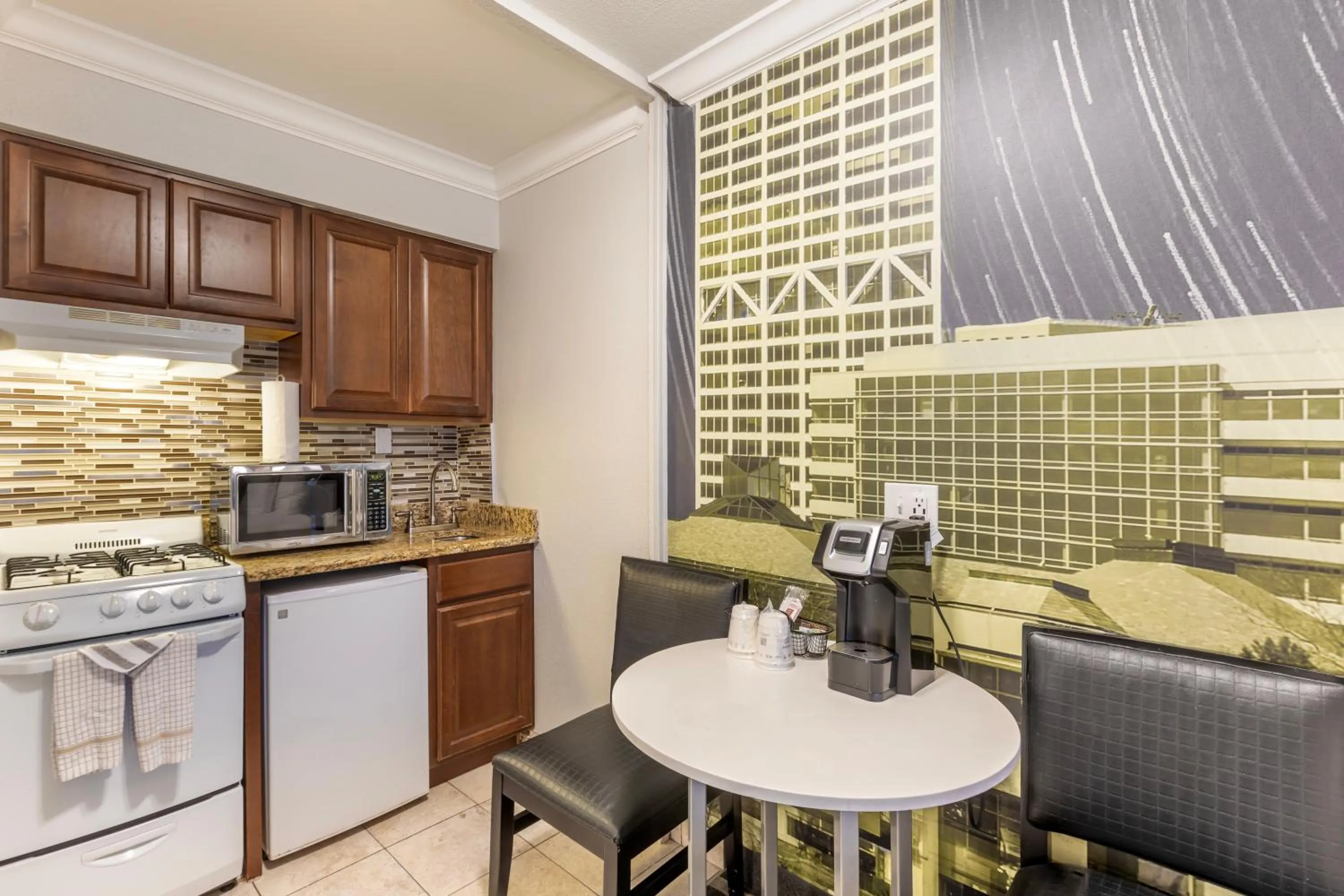 Kitchen or kitchenette in Best Western Plus Milwaukee West