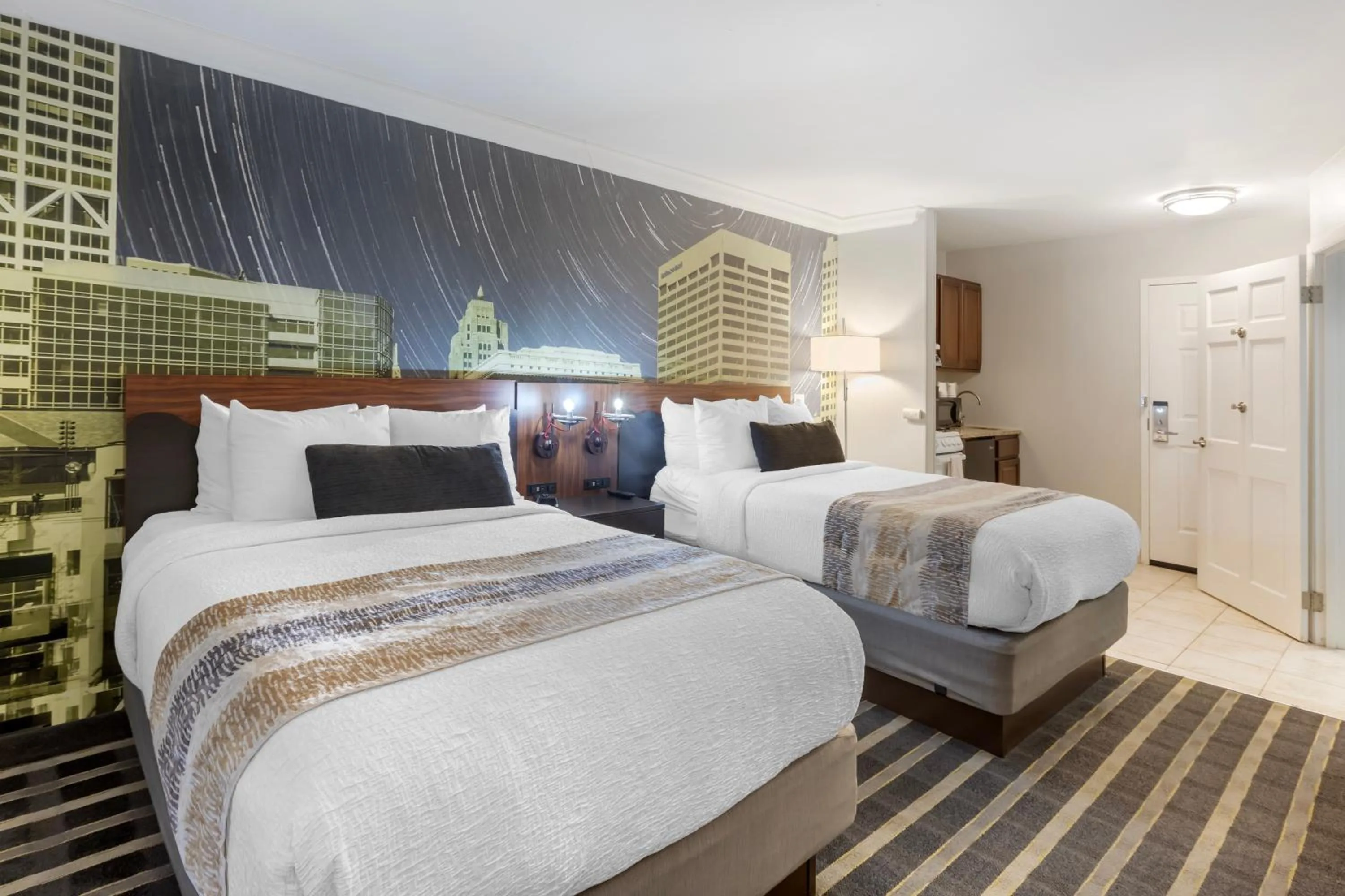 Bed in Best Western Plus Milwaukee West