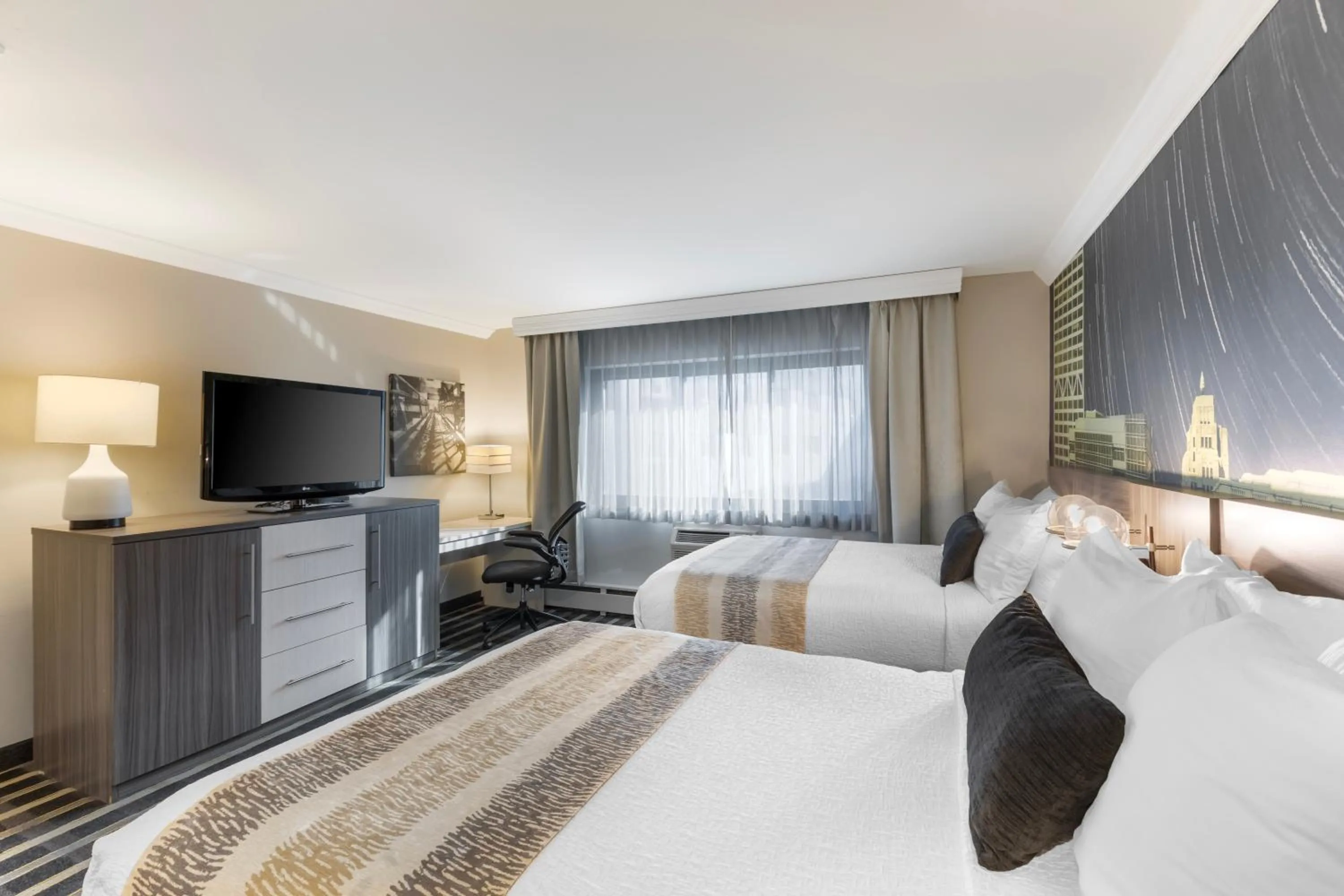 Bed in Best Western Plus Milwaukee West