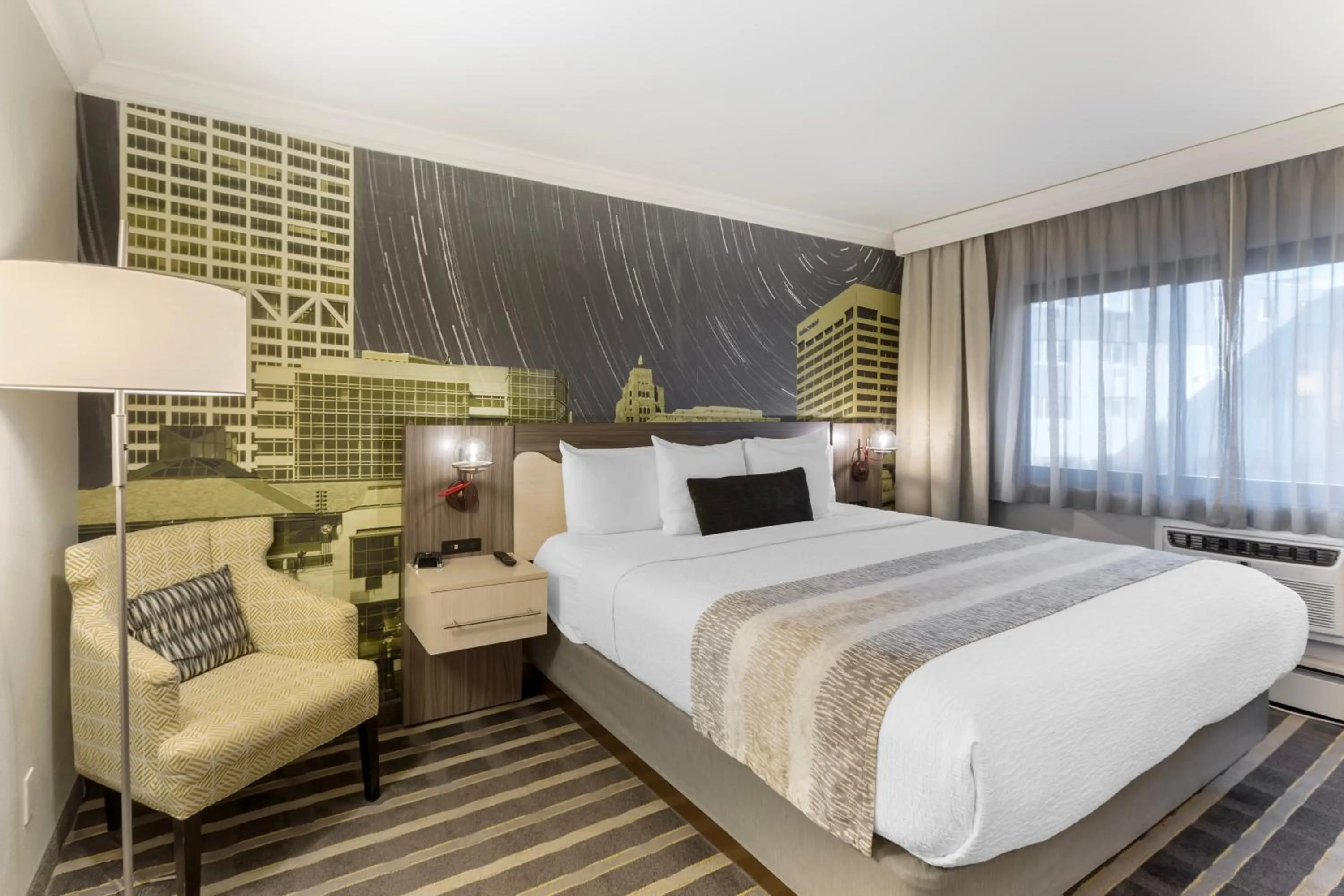 Bed in Best Western Plus Milwaukee West