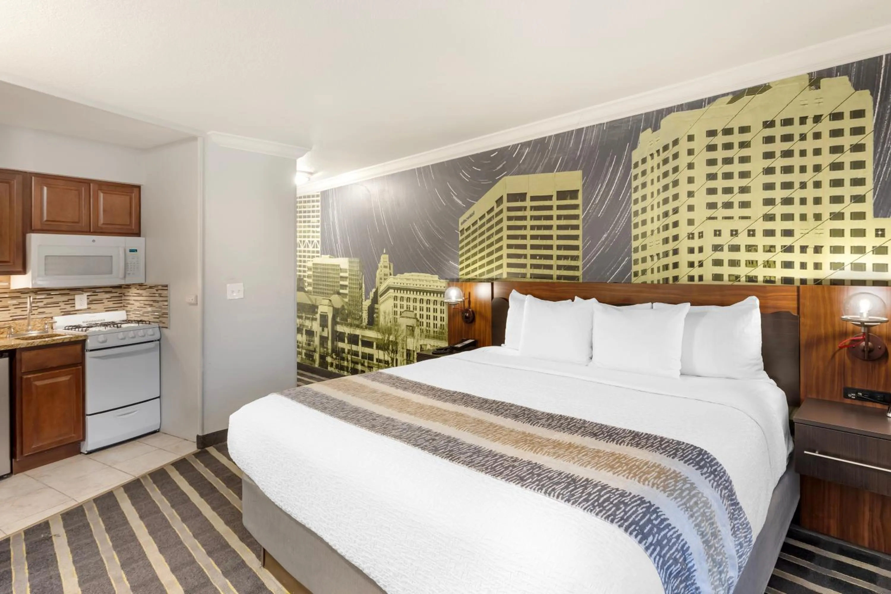 Bed in Best Western Plus Milwaukee West