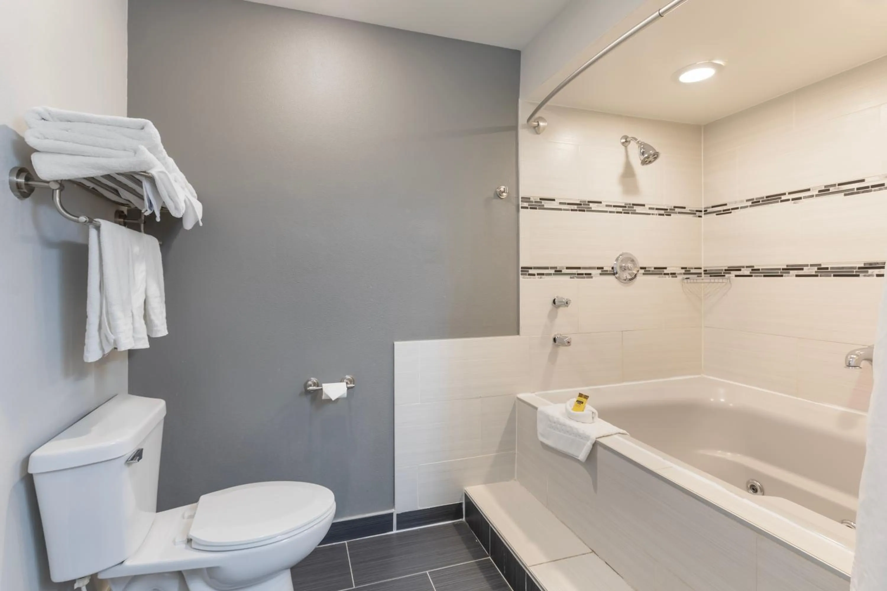 Hot Tub in Best Western Plus Milwaukee West