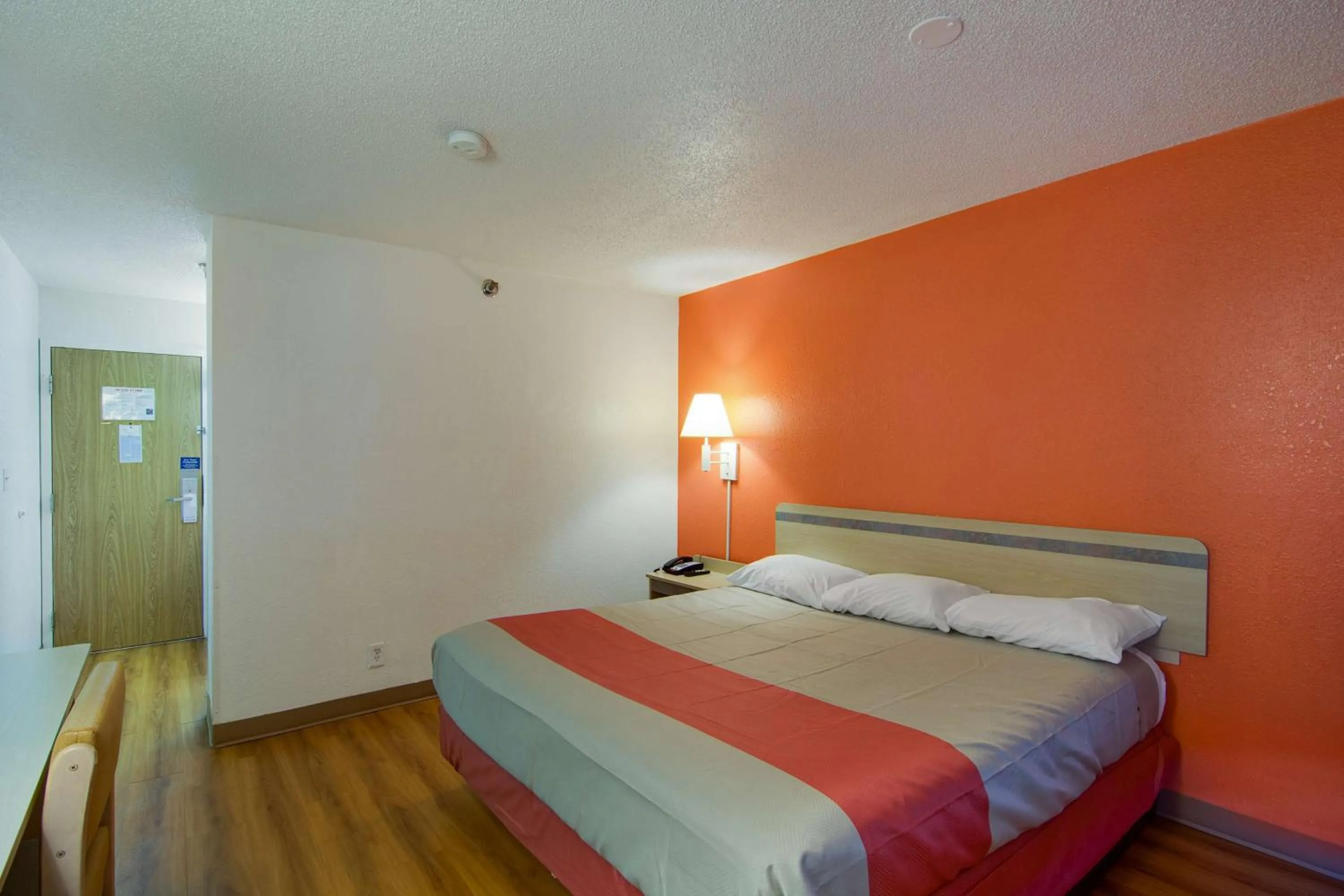 Photo of the whole room, Bed in Motel 6-Waukegan, IL