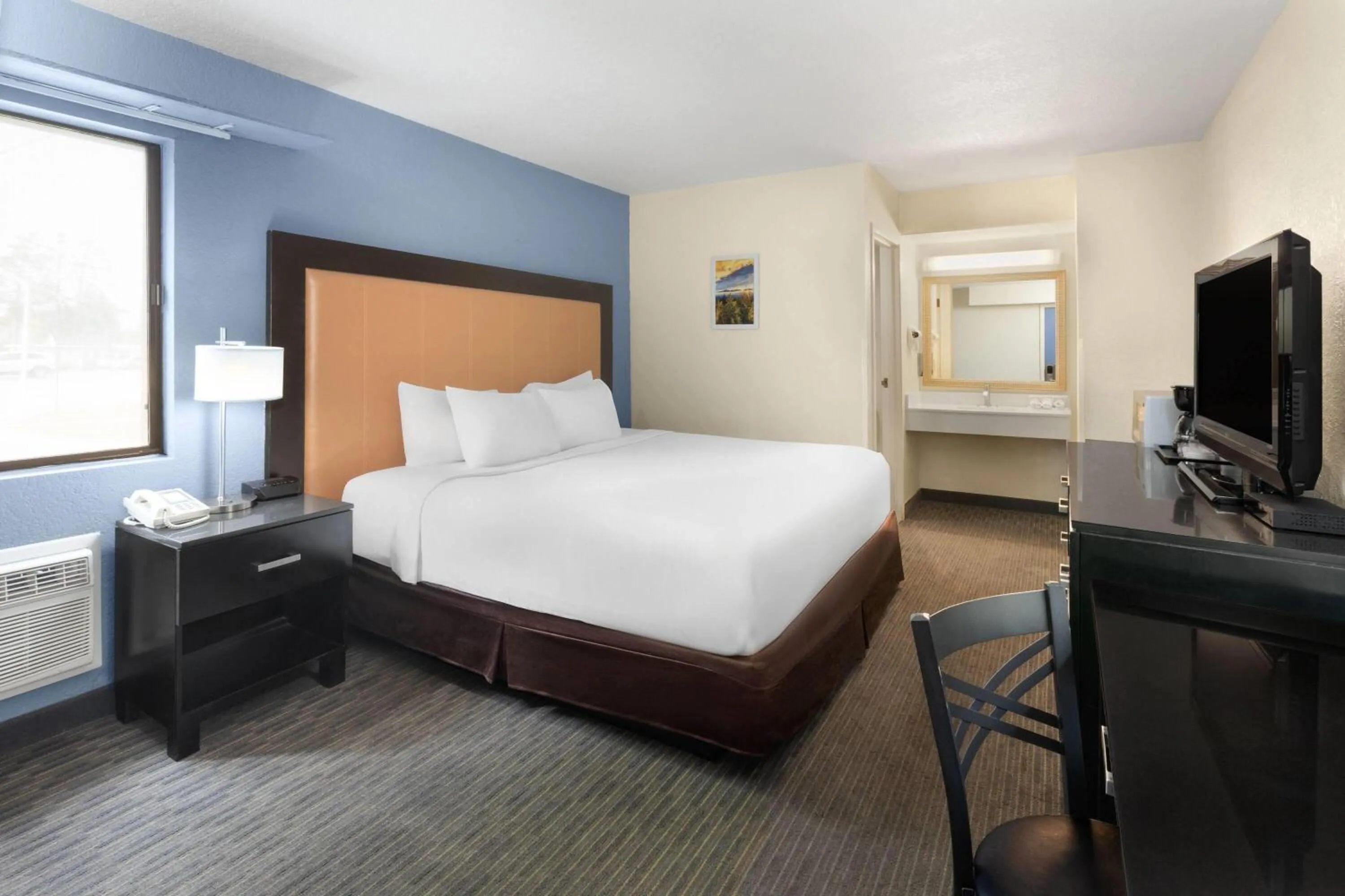 Photo of the whole room, Bed in Days Inn by Wyndham Mackinaw City - Bridgeview Area