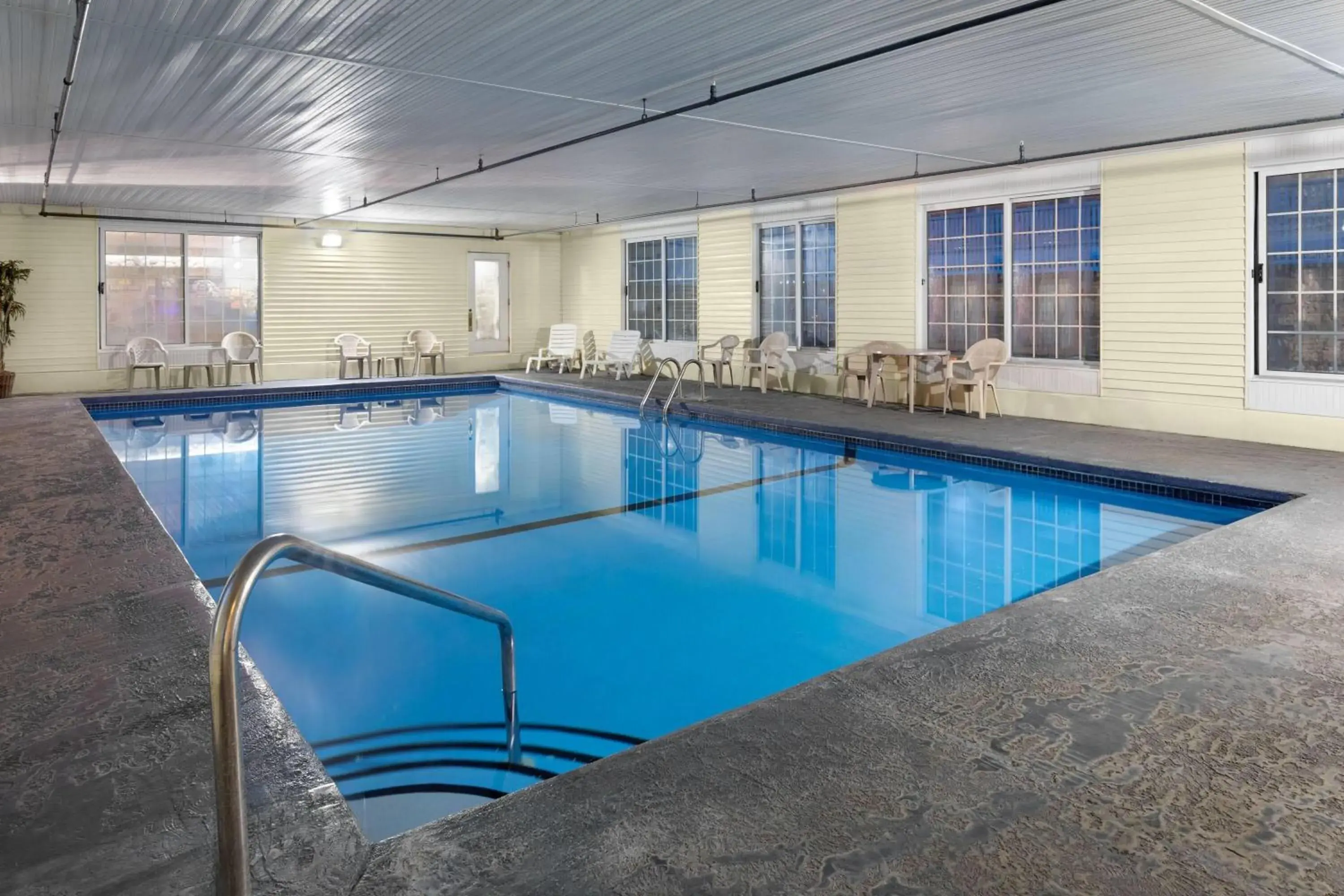 Swimming pool in Days Inn by Wyndham Mackinaw City - Bridgeview Area Swimming pool in Days Inn by Wyndham Mackinaw City - Bridgeview Area