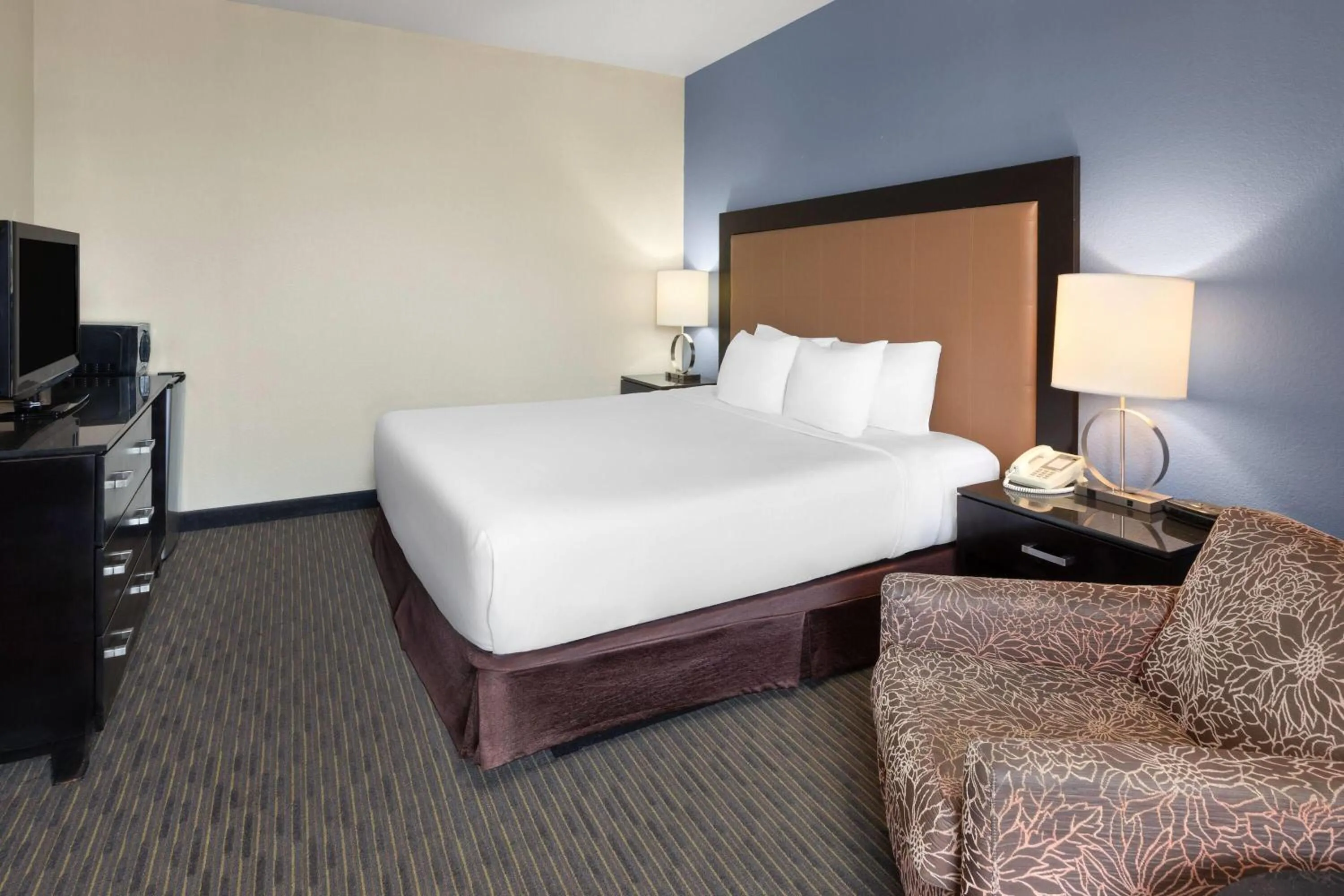 Photo of the whole room, Bed in Days Inn by Wyndham Mackinaw City - Bridgeview Area