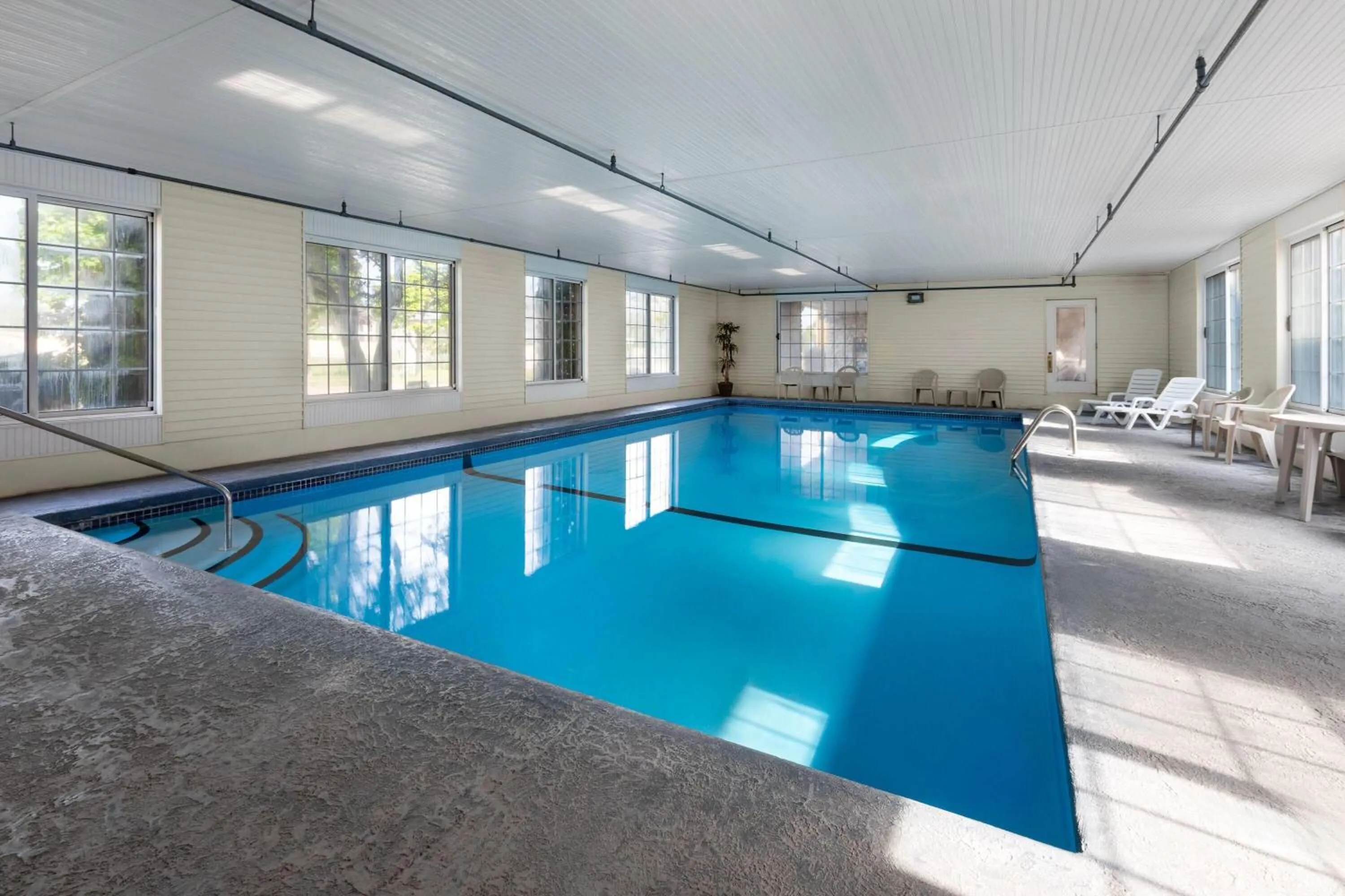 Swimming pool in Days Inn by Wyndham Mackinaw City - Bridgeview Area