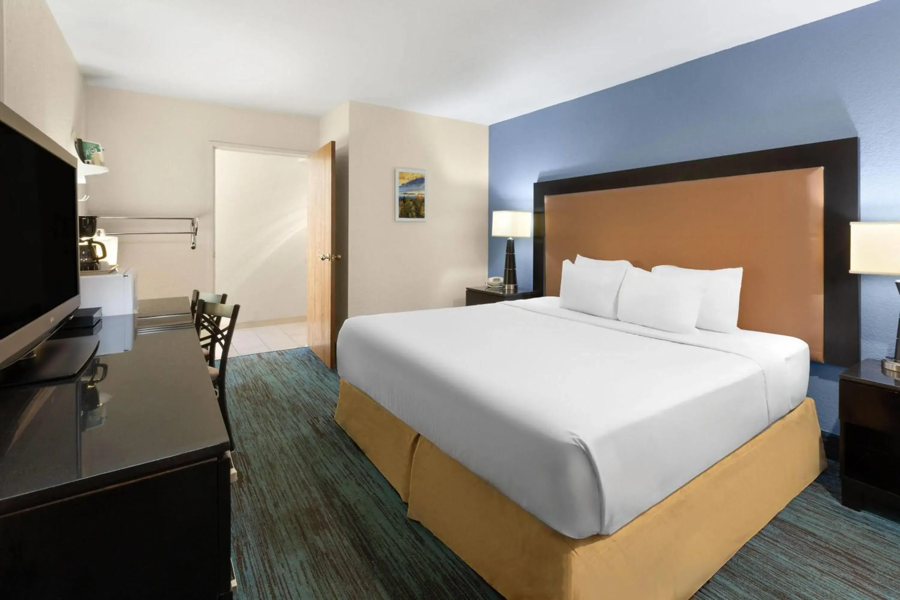 Photo of the whole room, Bed in Days Inn by Wyndham Mackinaw City - Bridgeview Area Photo of the whole room, Bed in Days Inn by Wyndham Mackinaw City - Bridgeview Area