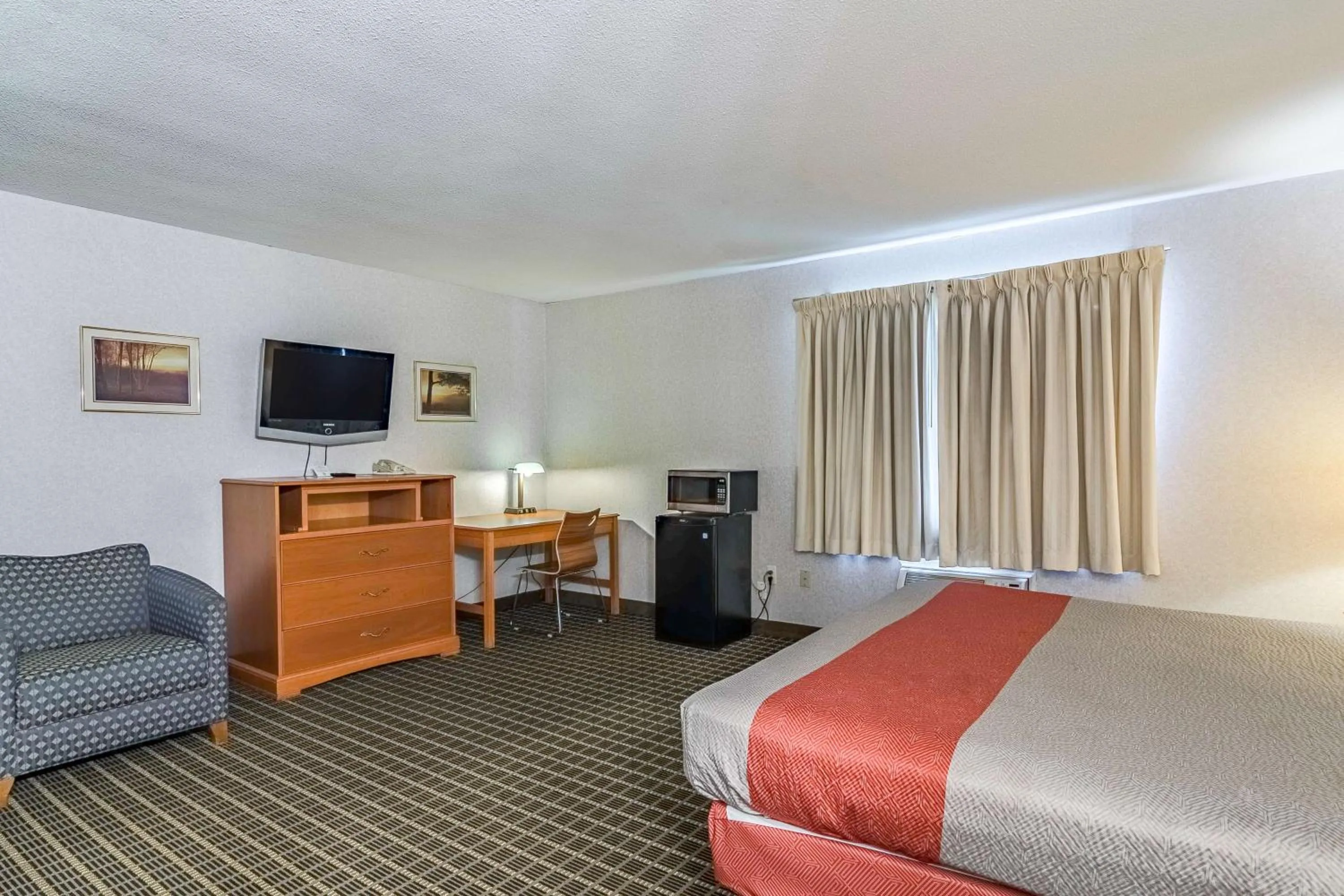 TV and multimedia, Bed in Motel 6-Grand Rapids, MI - Northeast
