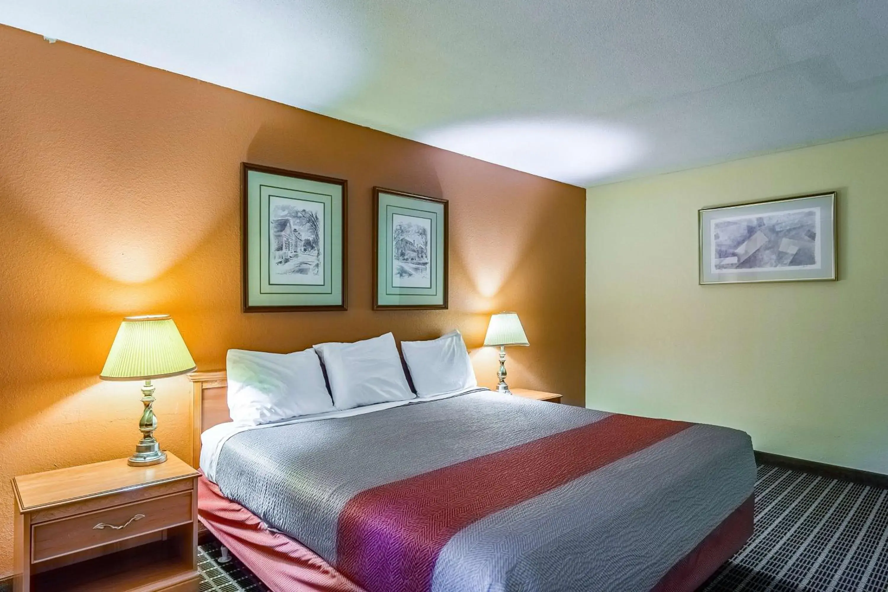 Bedroom, Bed in Motel 6-Grand Rapids, MI - Northeast Bedroom, Bed in Motel 6-Grand Rapids, MI - Northeast