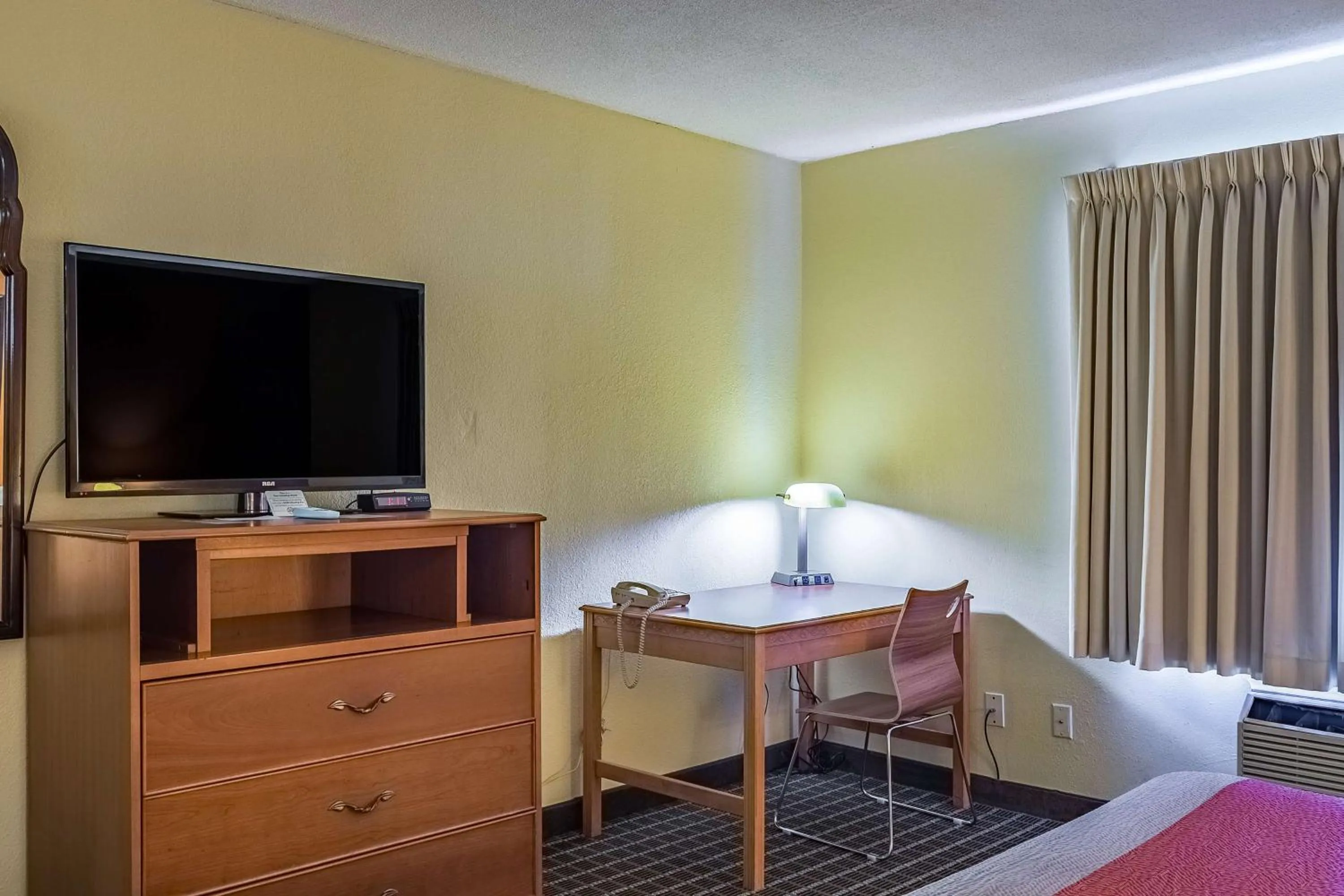 TV and multimedia, Bed in Motel 6-Grand Rapids, MI - Northeast