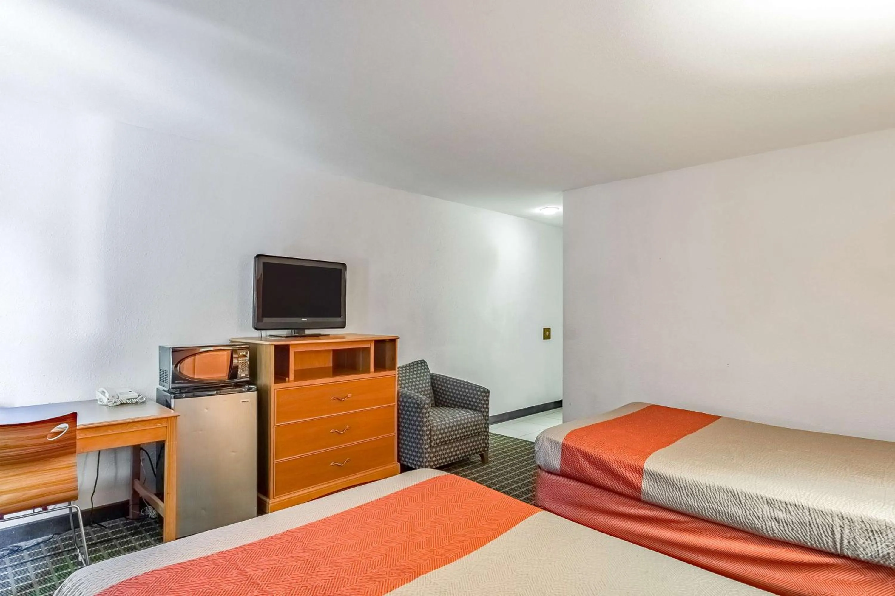 TV and multimedia, Bed in Motel 6-Grand Rapids, MI - Northeast