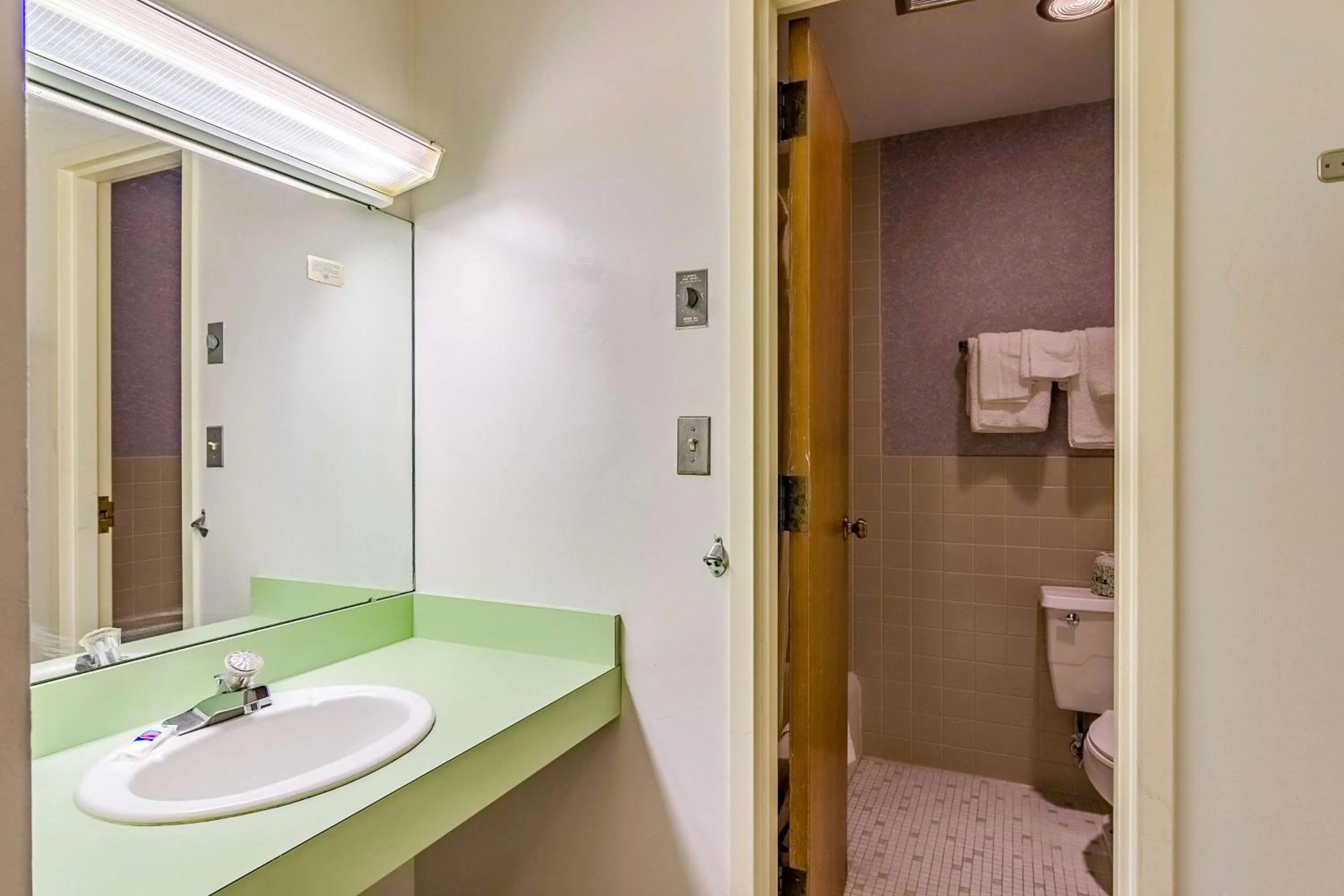 Toilet in Motel 6-Grand Rapids, MI - Northeast