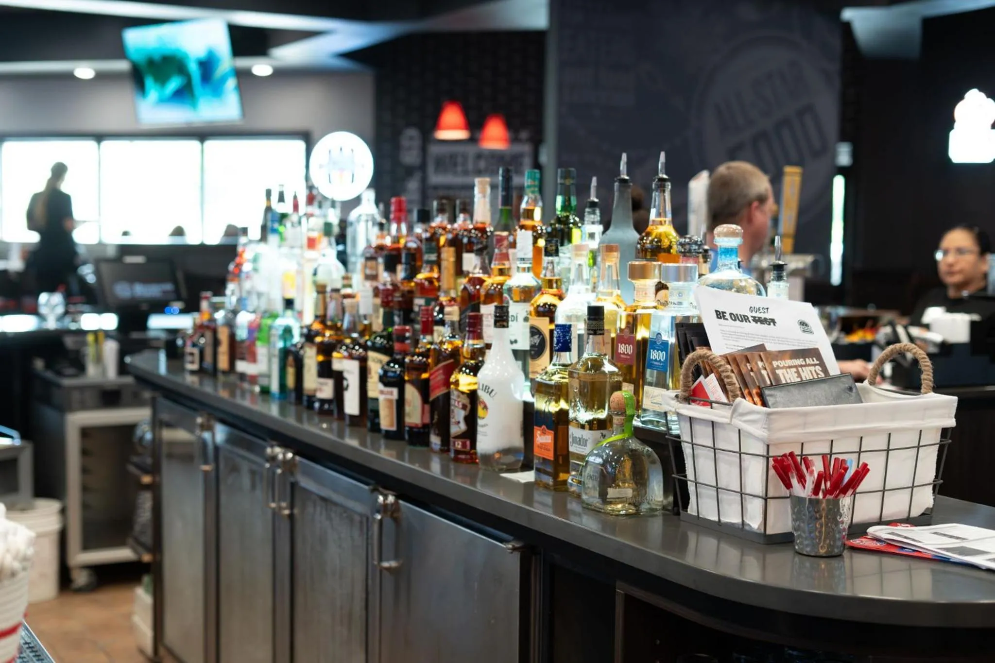 Lounge or bar in Ramada by Wyndham Sioux Falls Airport - Waterpark Resort & Event Center
