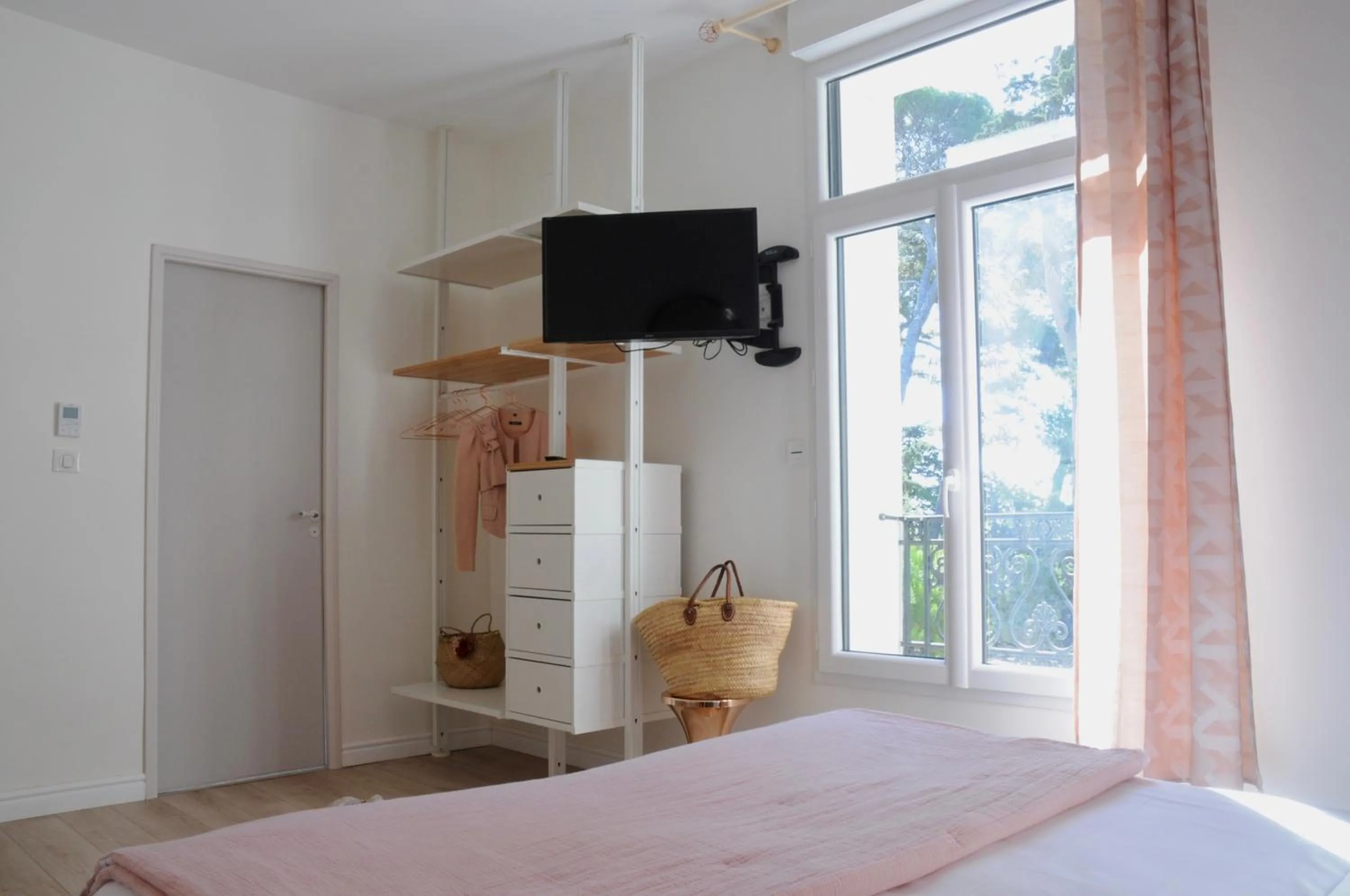 Communal lounge/ TV room, Bed in Domaine de Selhac