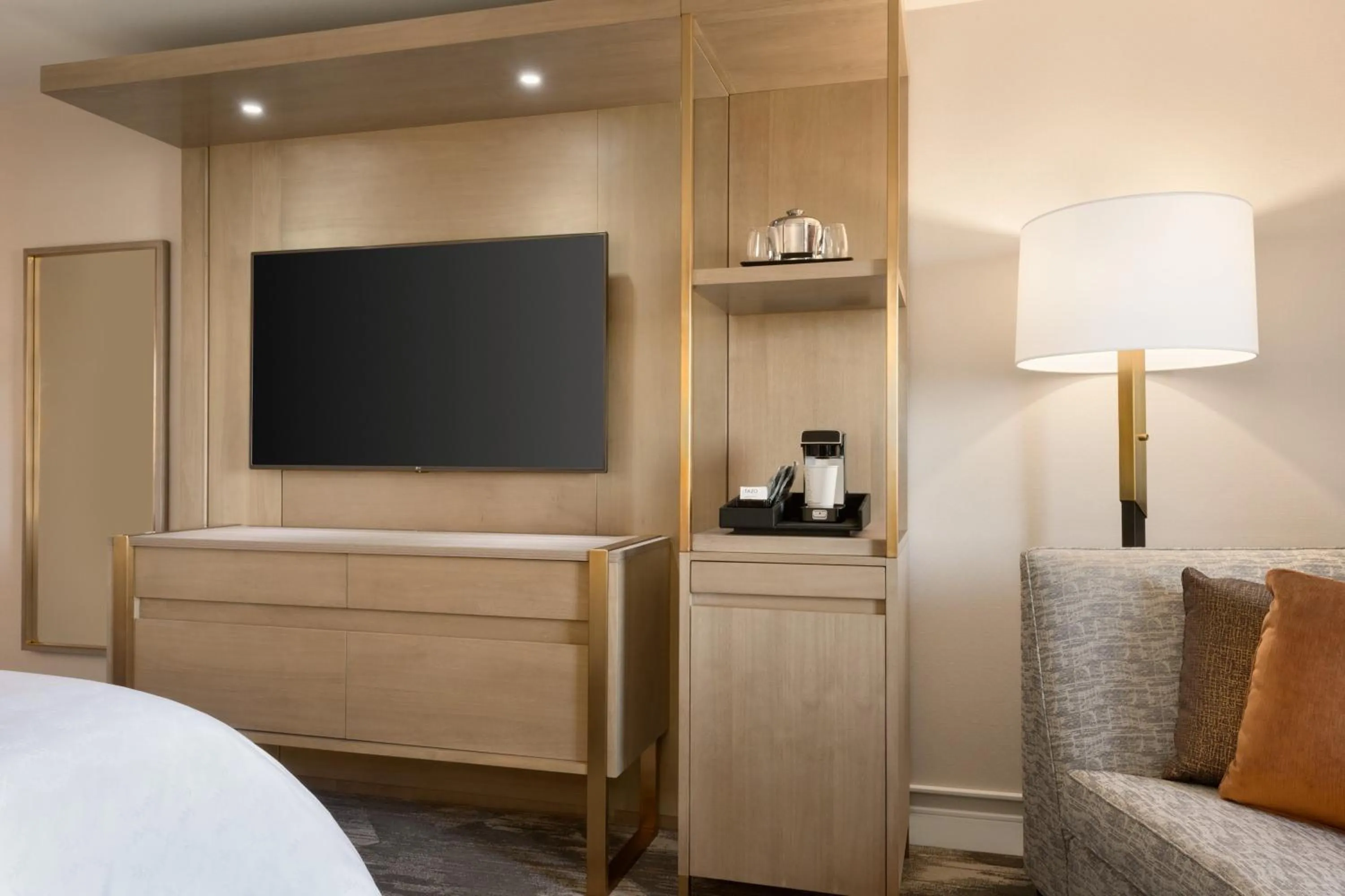 Photo of the whole room, Bed in Sheraton Madison Hotel