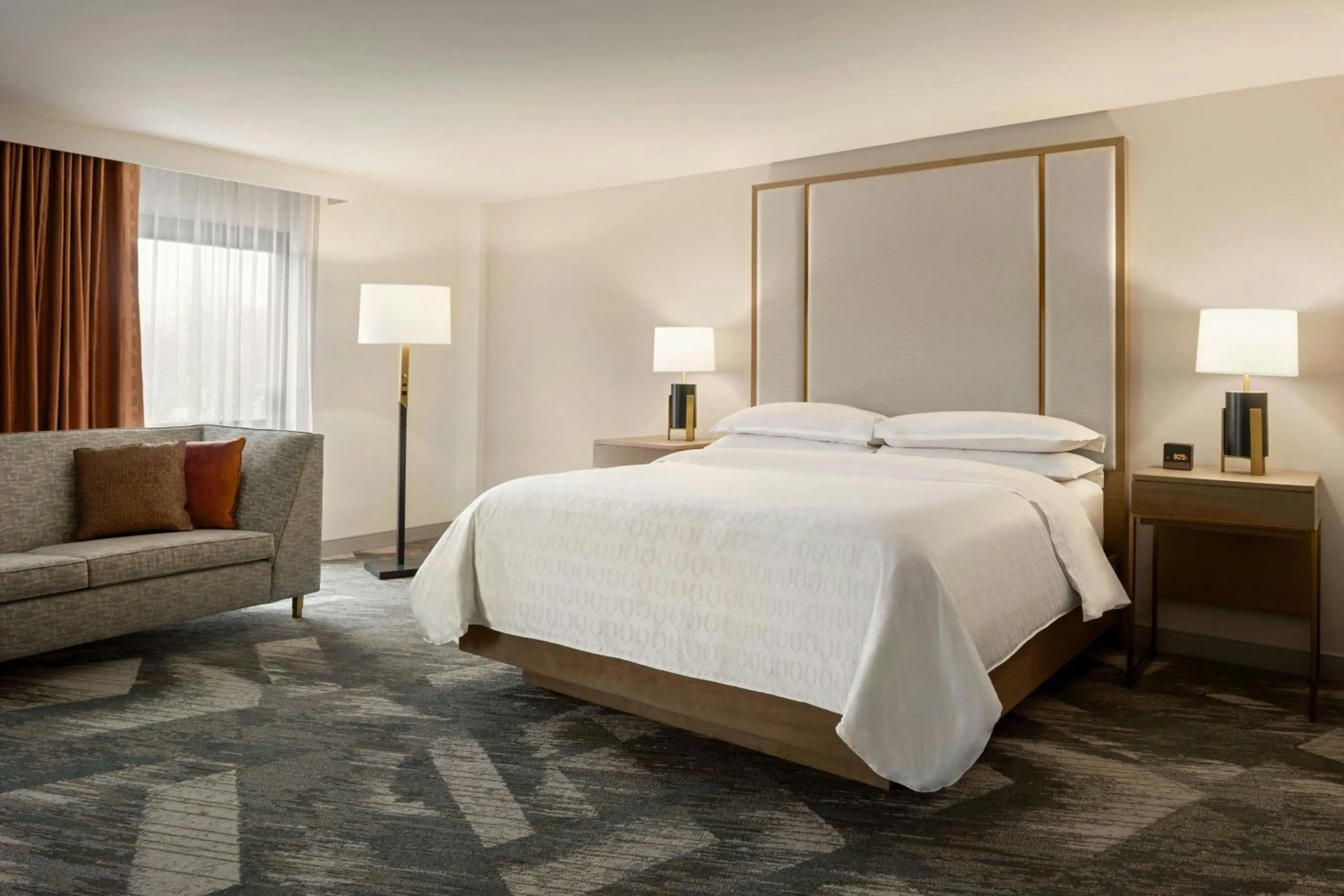 Photo of the whole room, Bed in Madison Marriott South