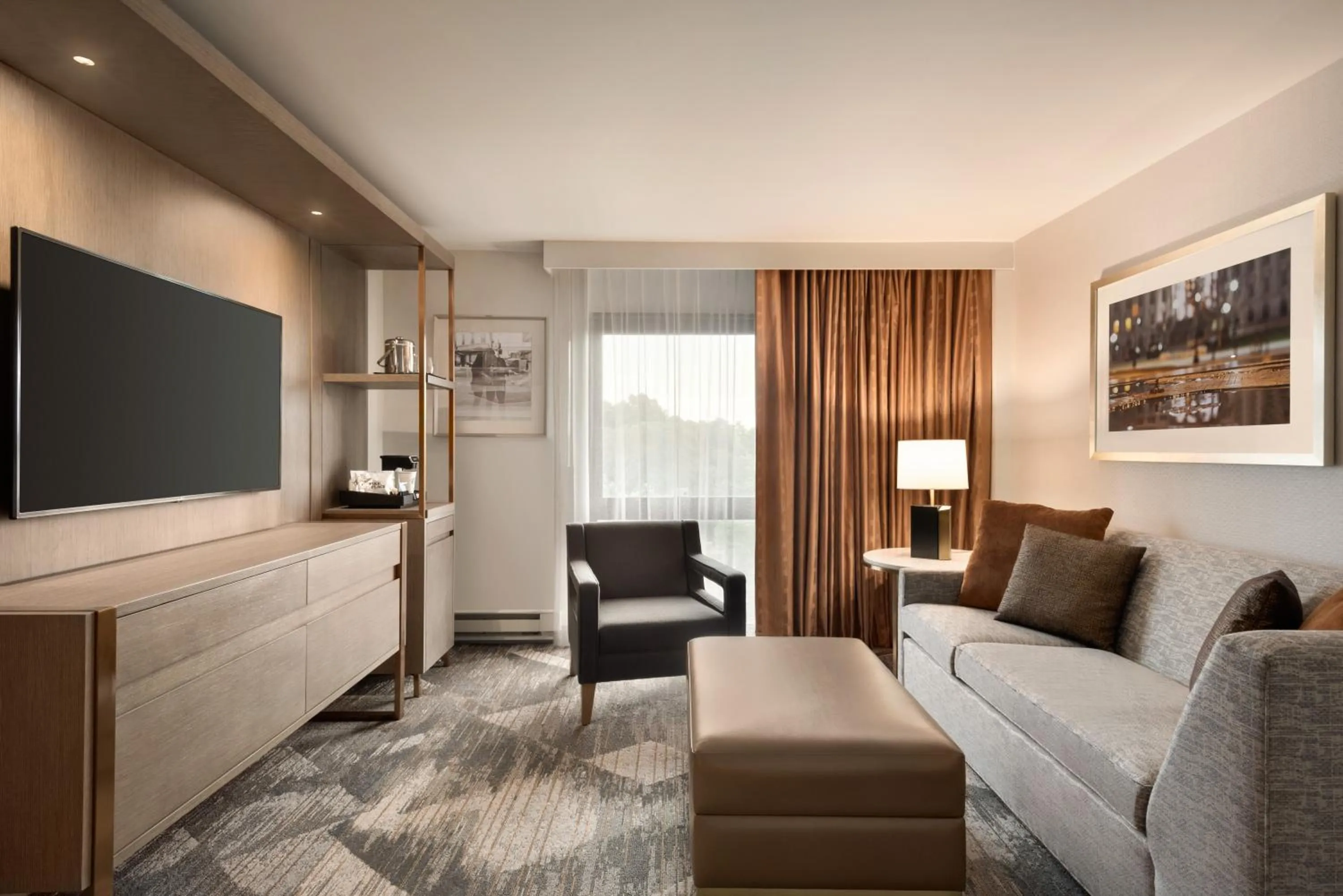 Living room in Madison Marriott South