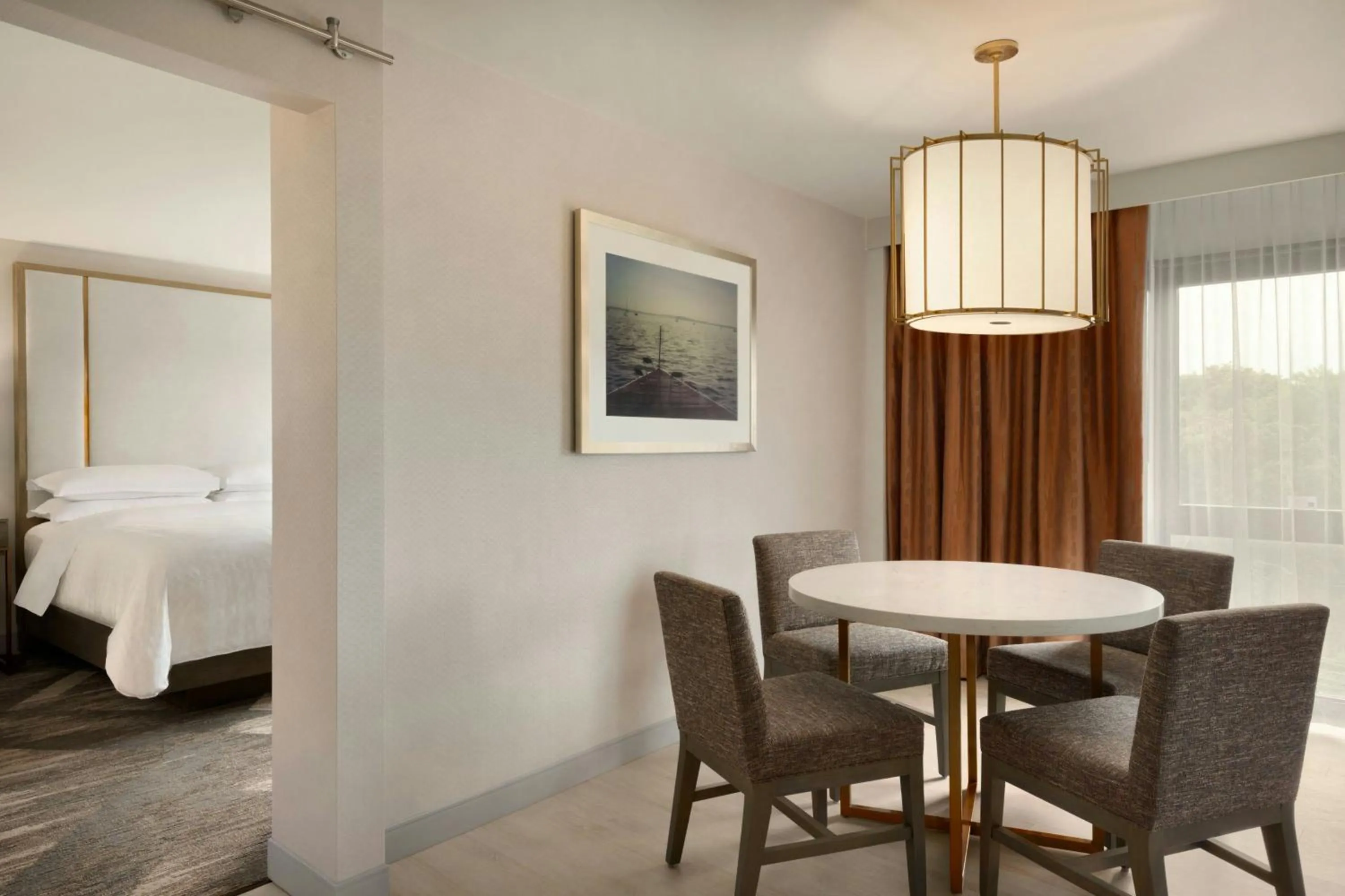 Photo of the whole room, Bed in Madison Marriott South