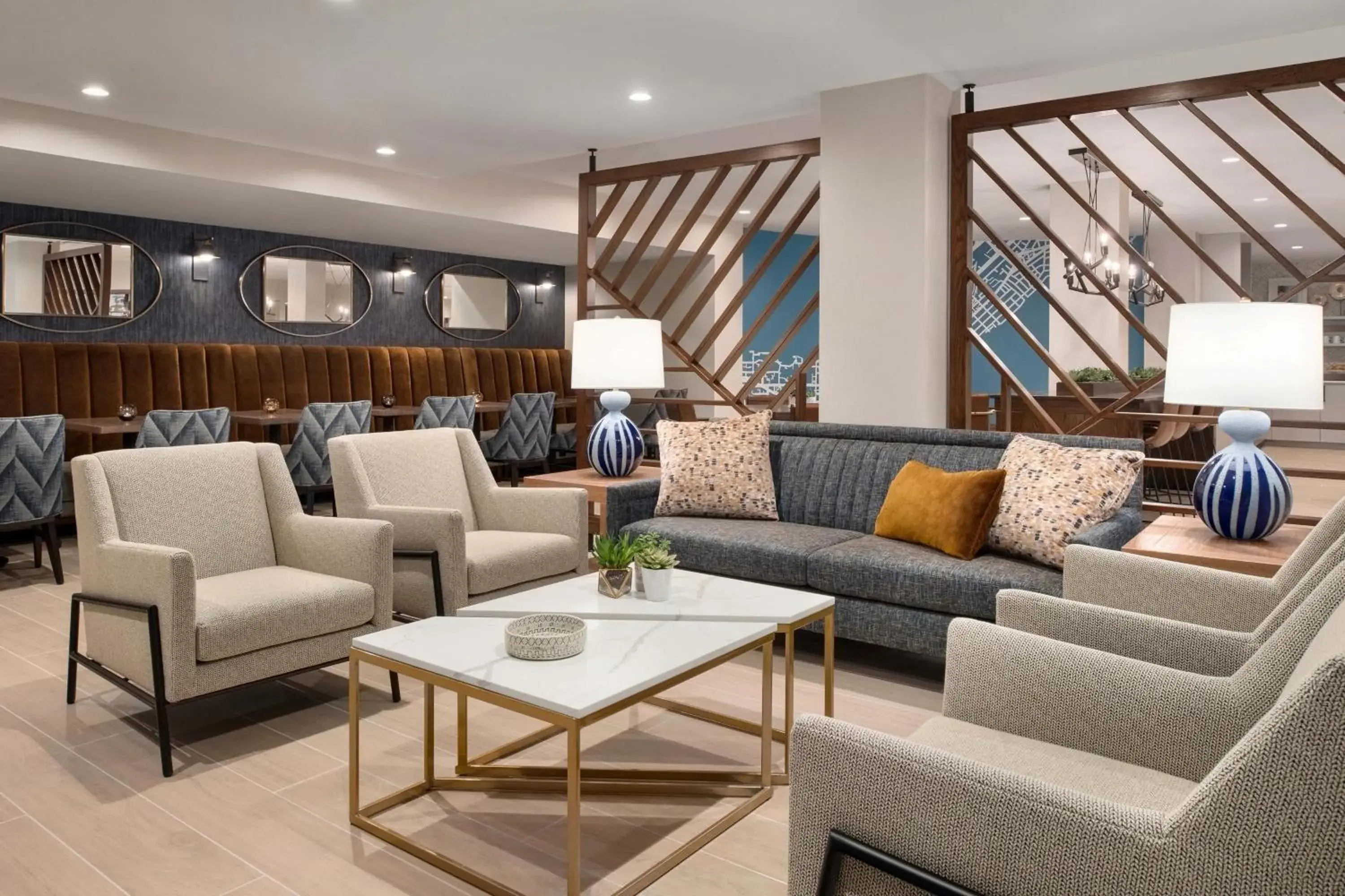 Lounge or bar in Sheraton Madison Hotel Lounge or bar in Sheraton Madison Hotel