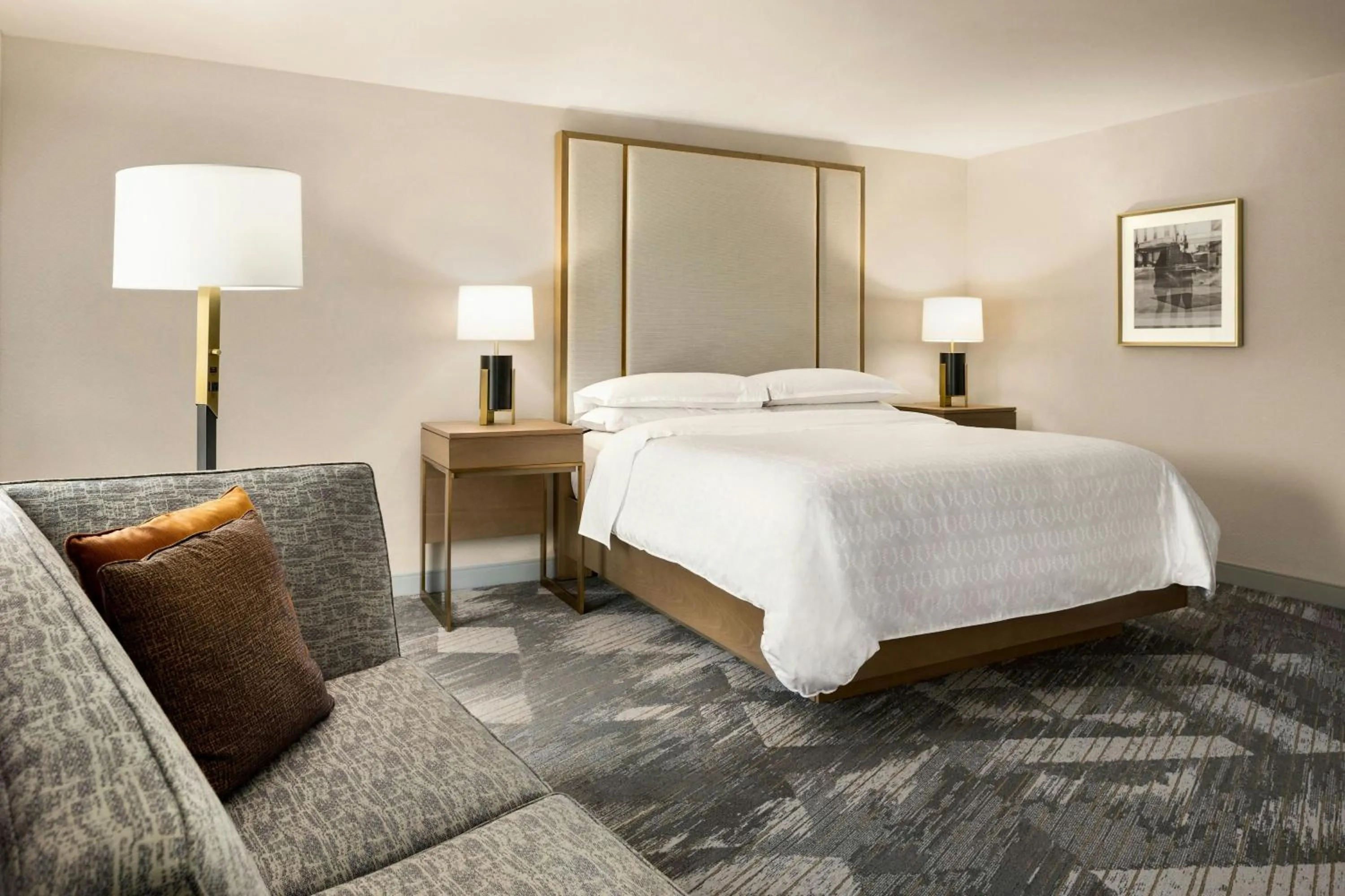 Photo of the whole room, Bed in Madison Marriott South