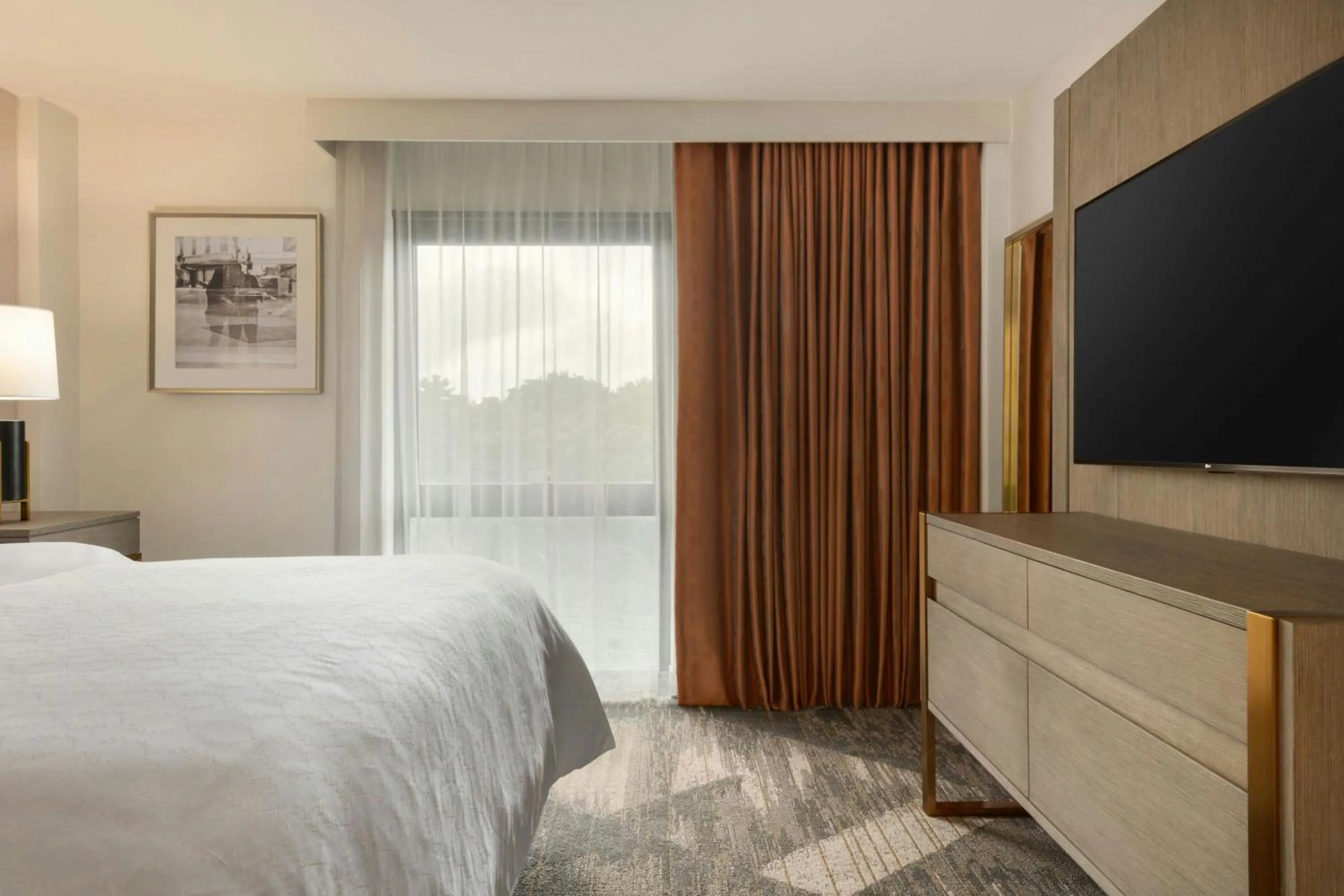 Photo of the whole room, Bed in Madison Marriott South