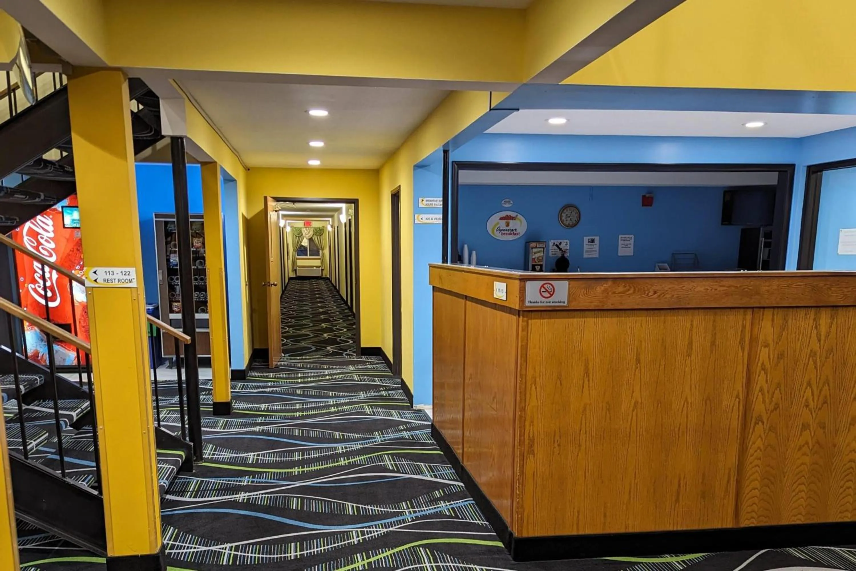 Lobby or reception in Super 8 by Wyndham Staunton