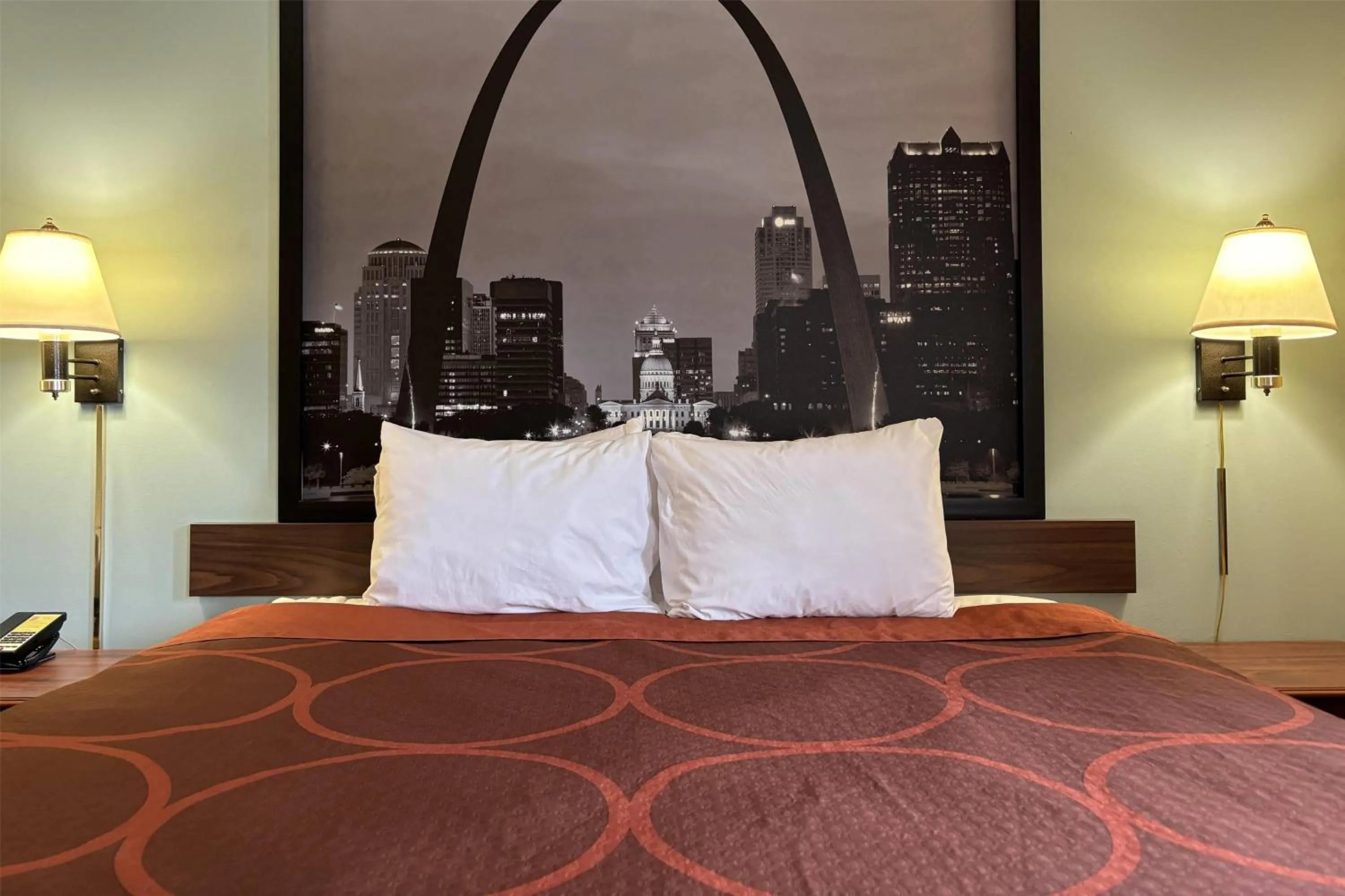 Photo of the whole room, Bed in Super 8 by Wyndham Staunton