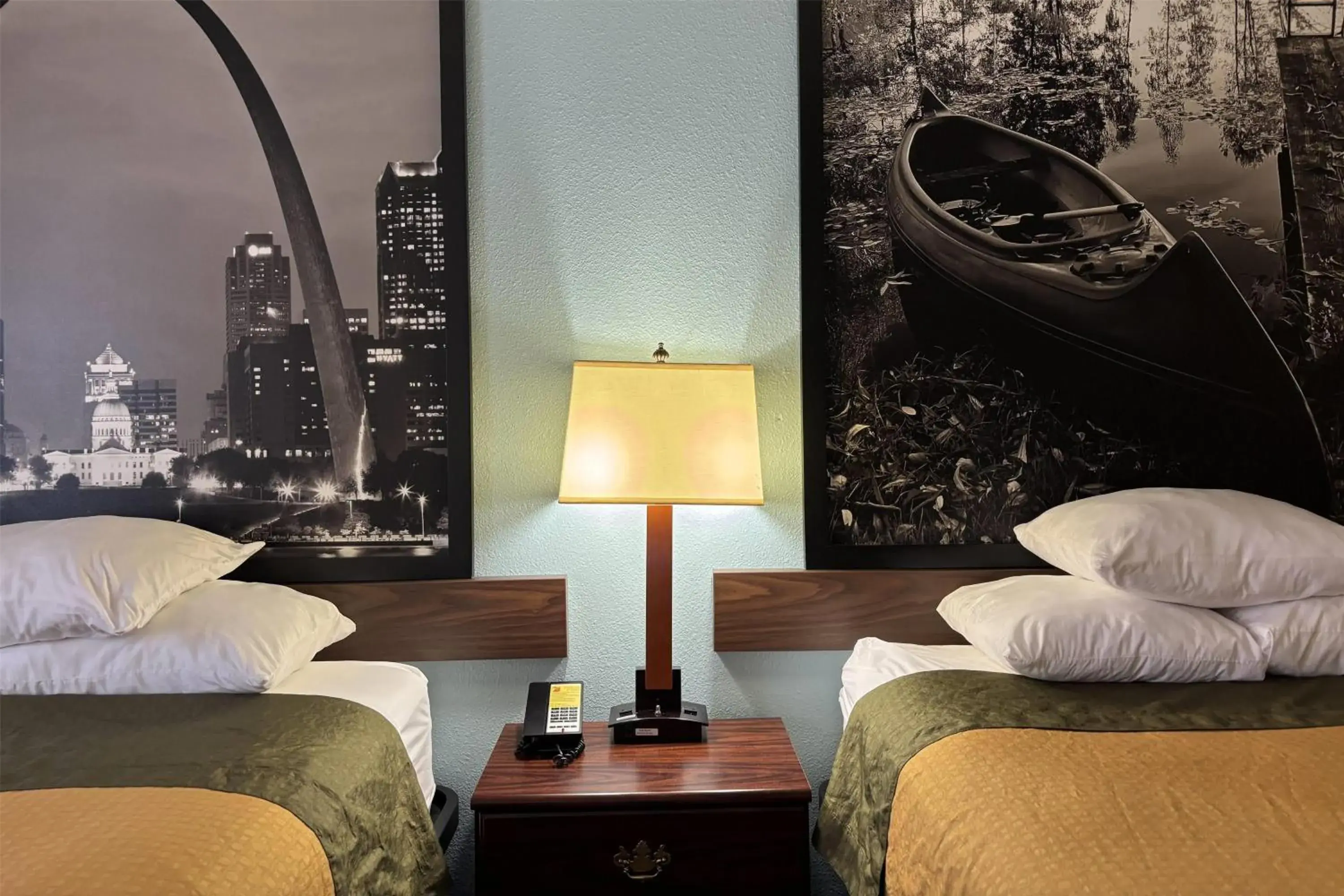 Photo of the whole room, Bed in Super 8 by Wyndham Staunton Photo of the whole room, Bed in Super 8 by Wyndham Staunton