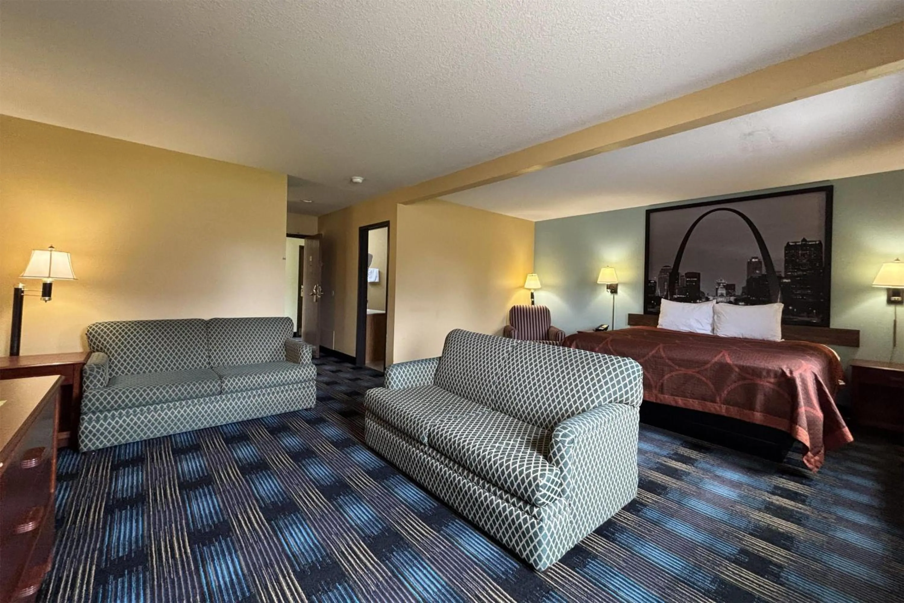 Photo of the whole room, Bed in Super 8 by Wyndham Staunton