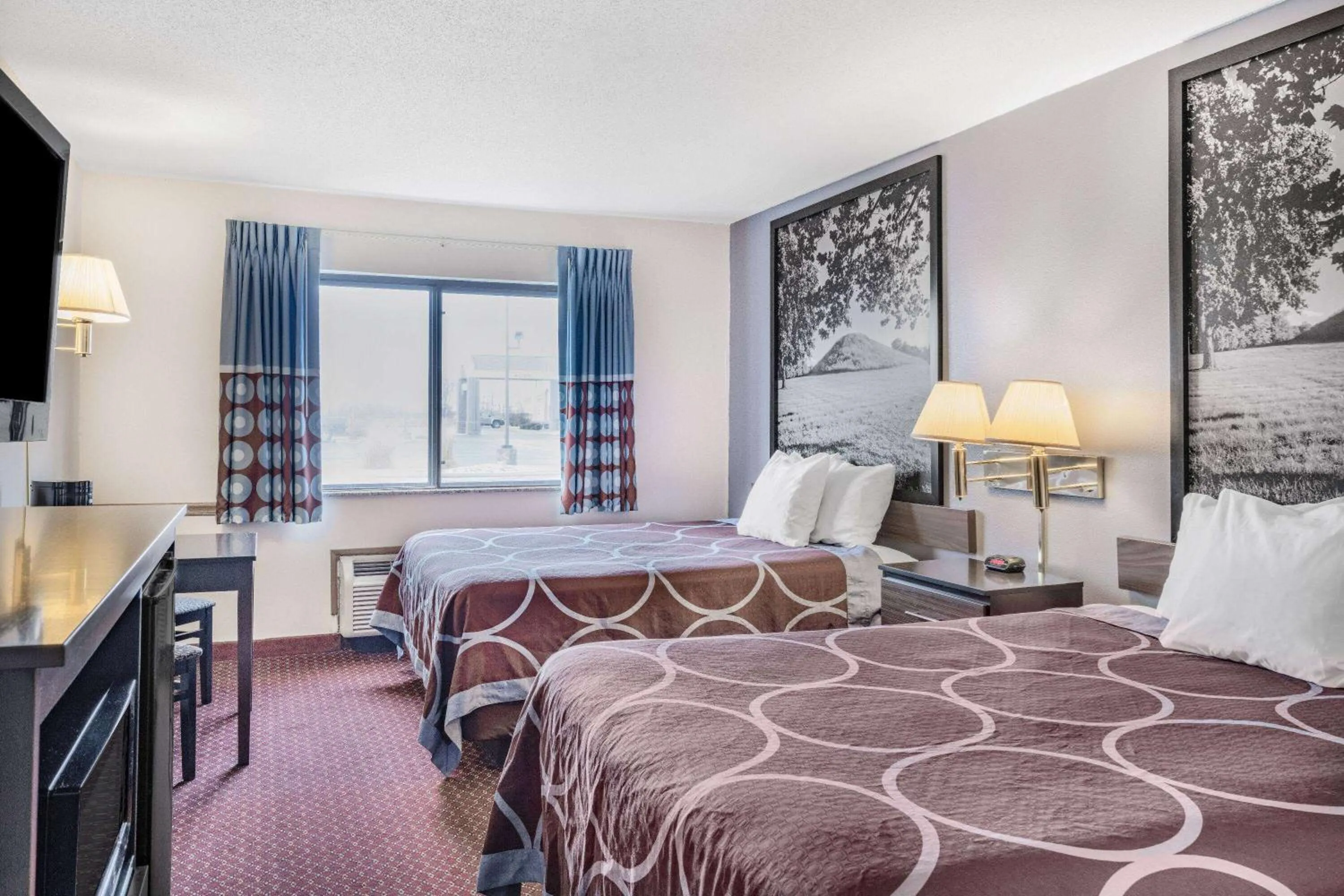 Photo of the whole room, Bed in Super 8 by Wyndham Danville