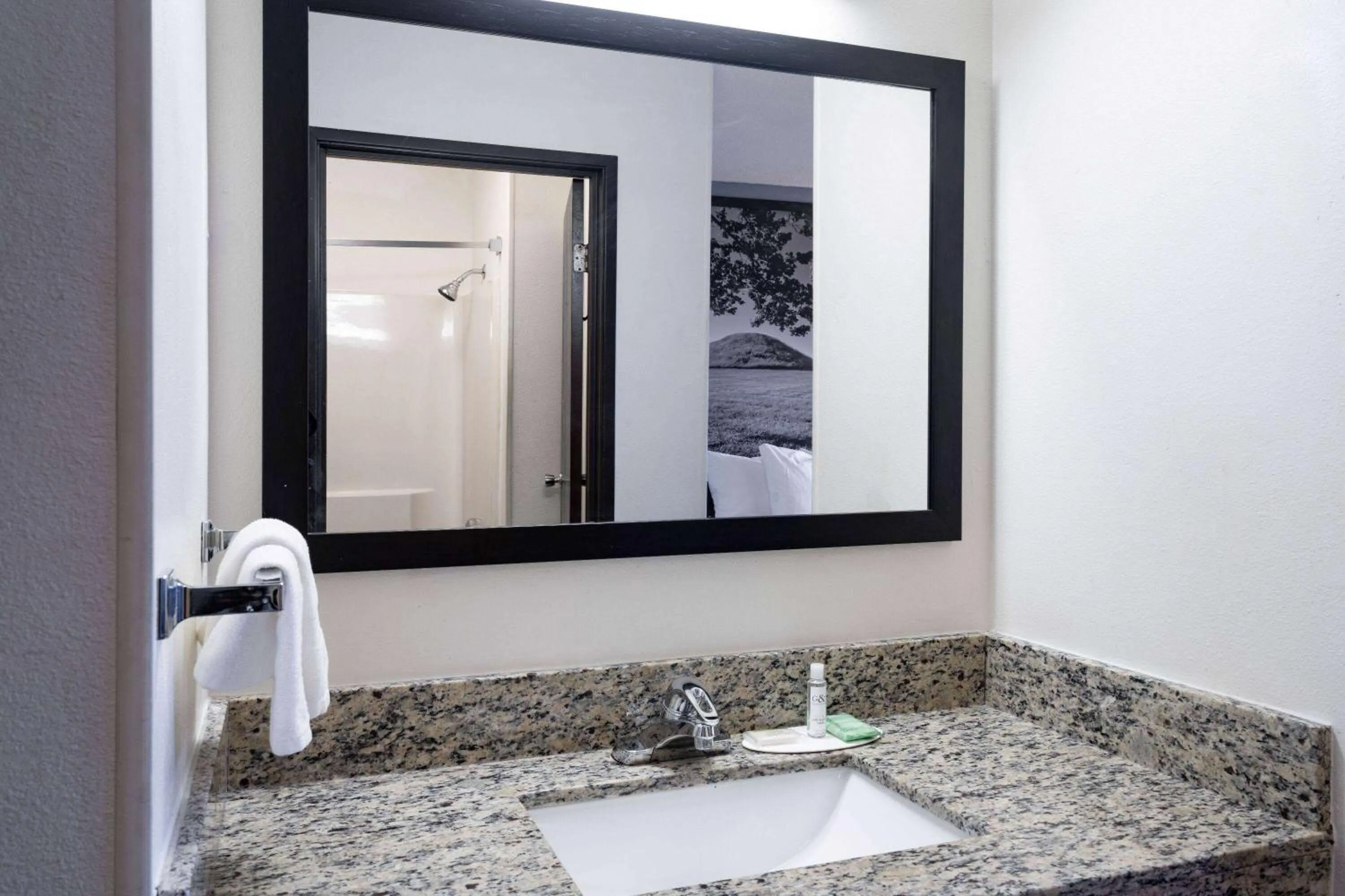 TV and multimedia in Super 8 by Wyndham Danville