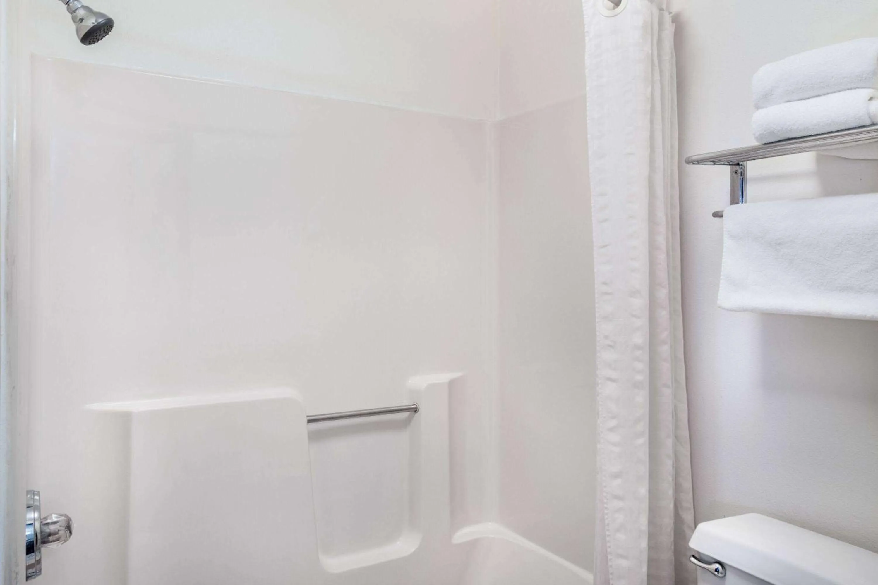 TV and multimedia in Super 8 by Wyndham Danville