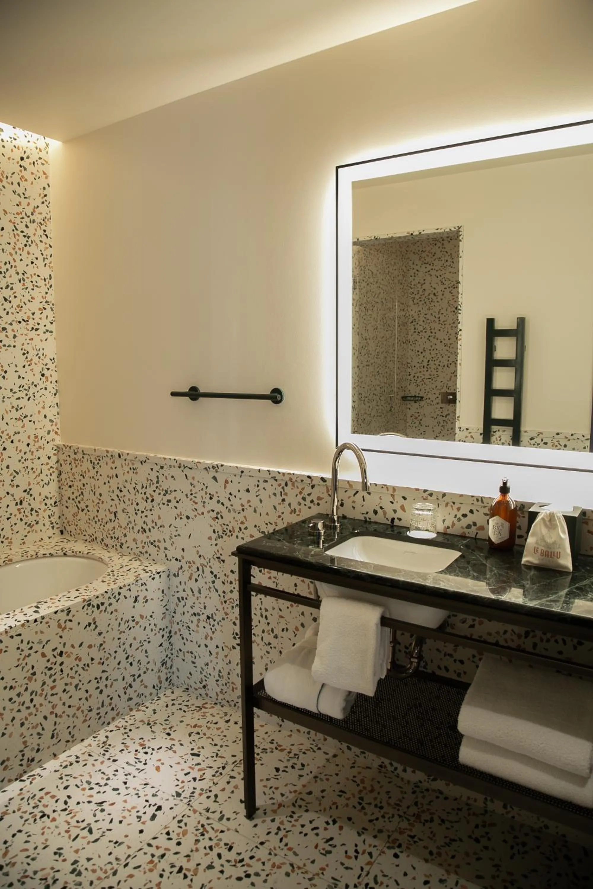 Shower in Hôtel Le Ballu