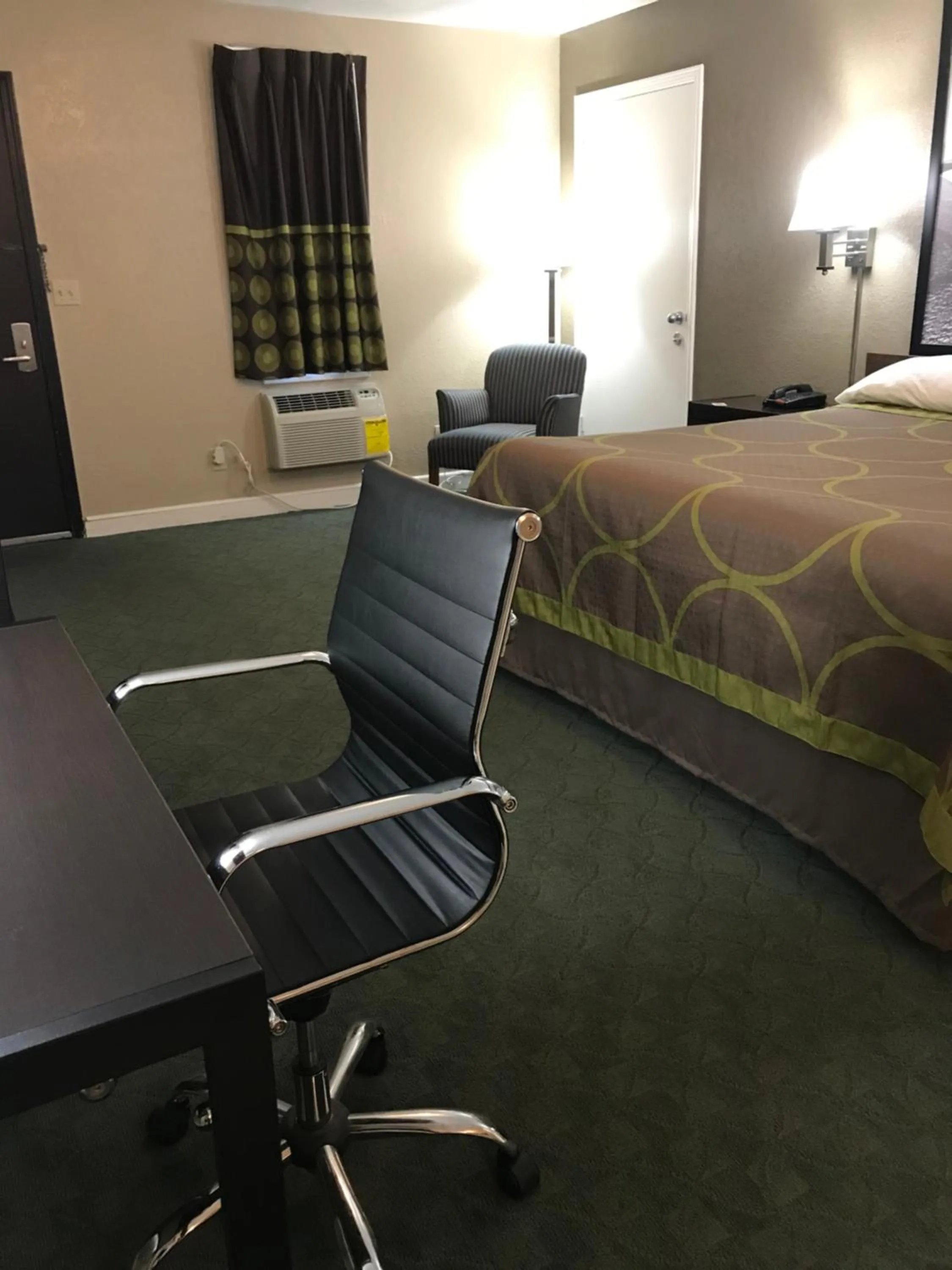 Photo of the whole room in Super 8 by Wyndham Taylorville IL