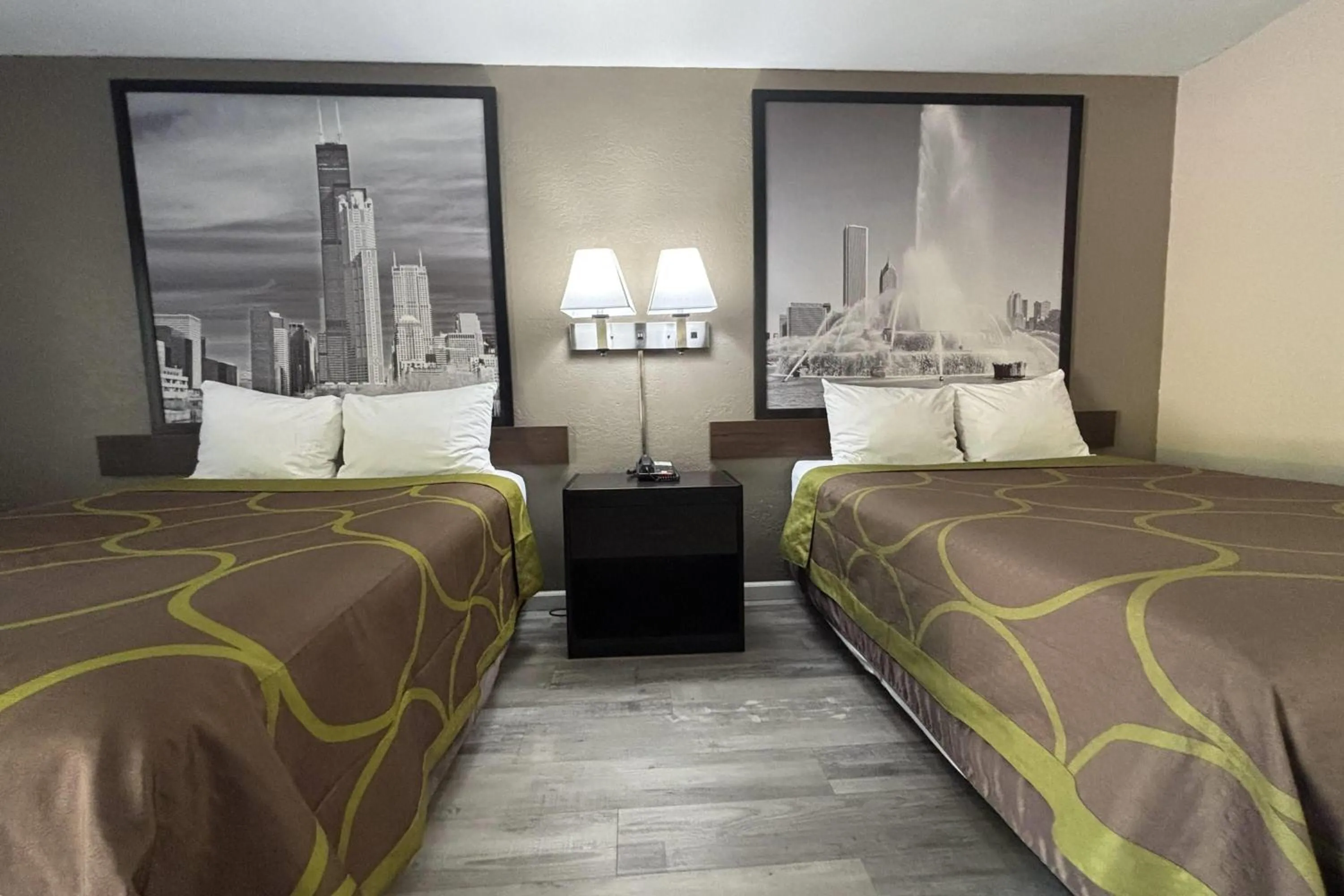 Photo of the whole room, Bed in Super 8 by Wyndham Taylorville IL