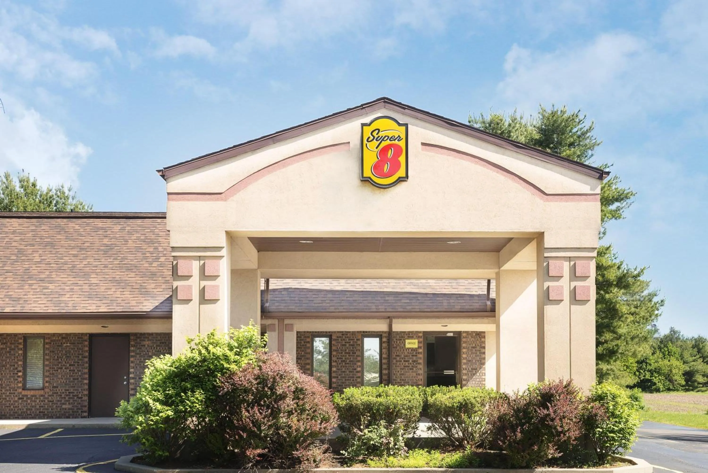 Property building in Super 8 by Wyndham Taylorville IL