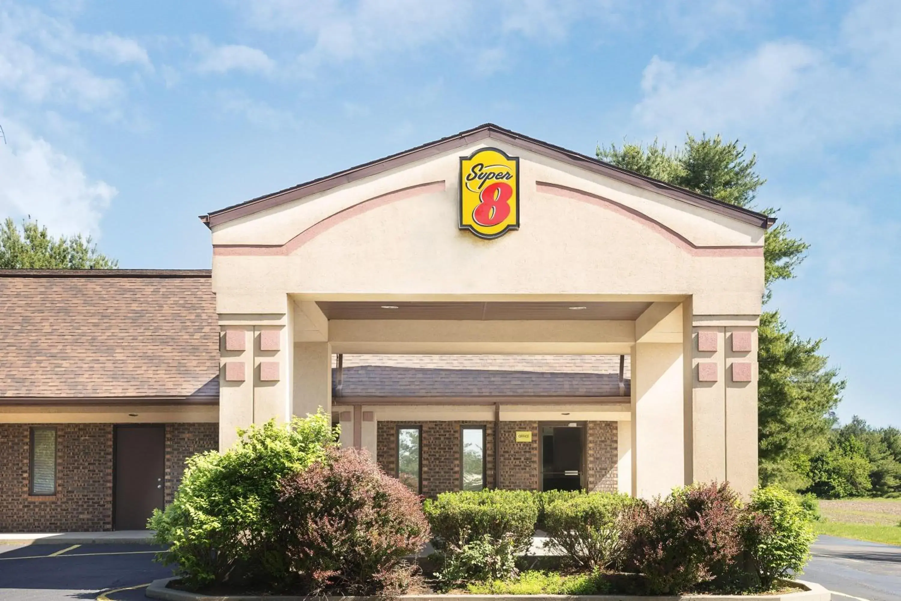 Property building in Super 8 by Wyndham Taylorville IL Property building in Super 8 by Wyndham Taylorville IL