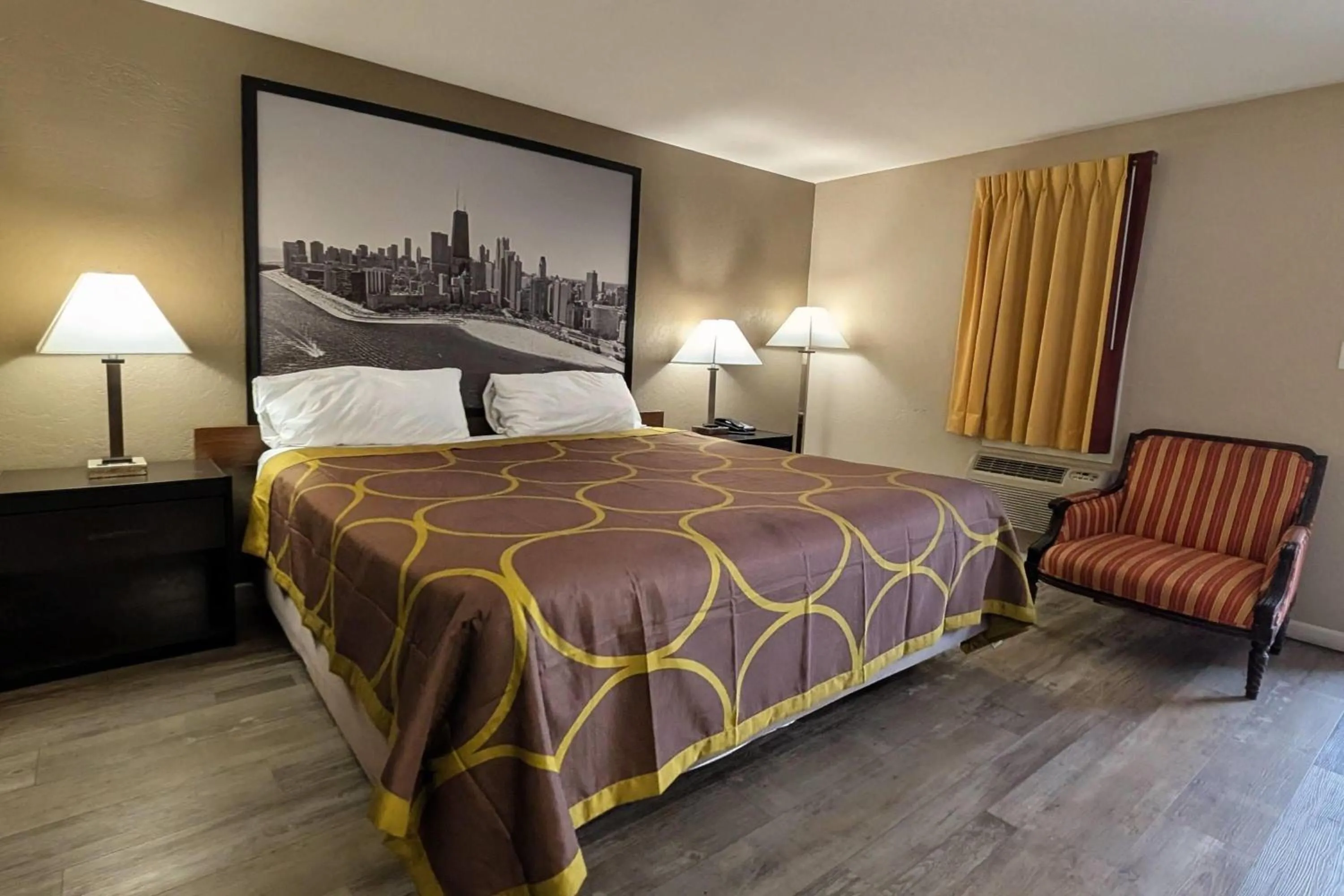 Photo of the whole room, Bed in Super 8 by Wyndham Taylorville IL