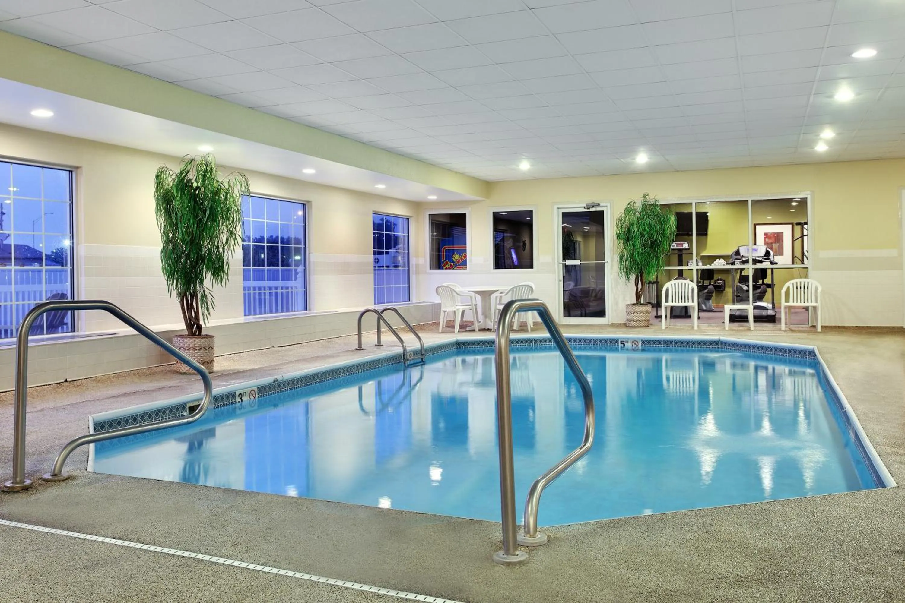 Swimming pool in Country Inn & Suites by Radisson, Rock Falls, IL