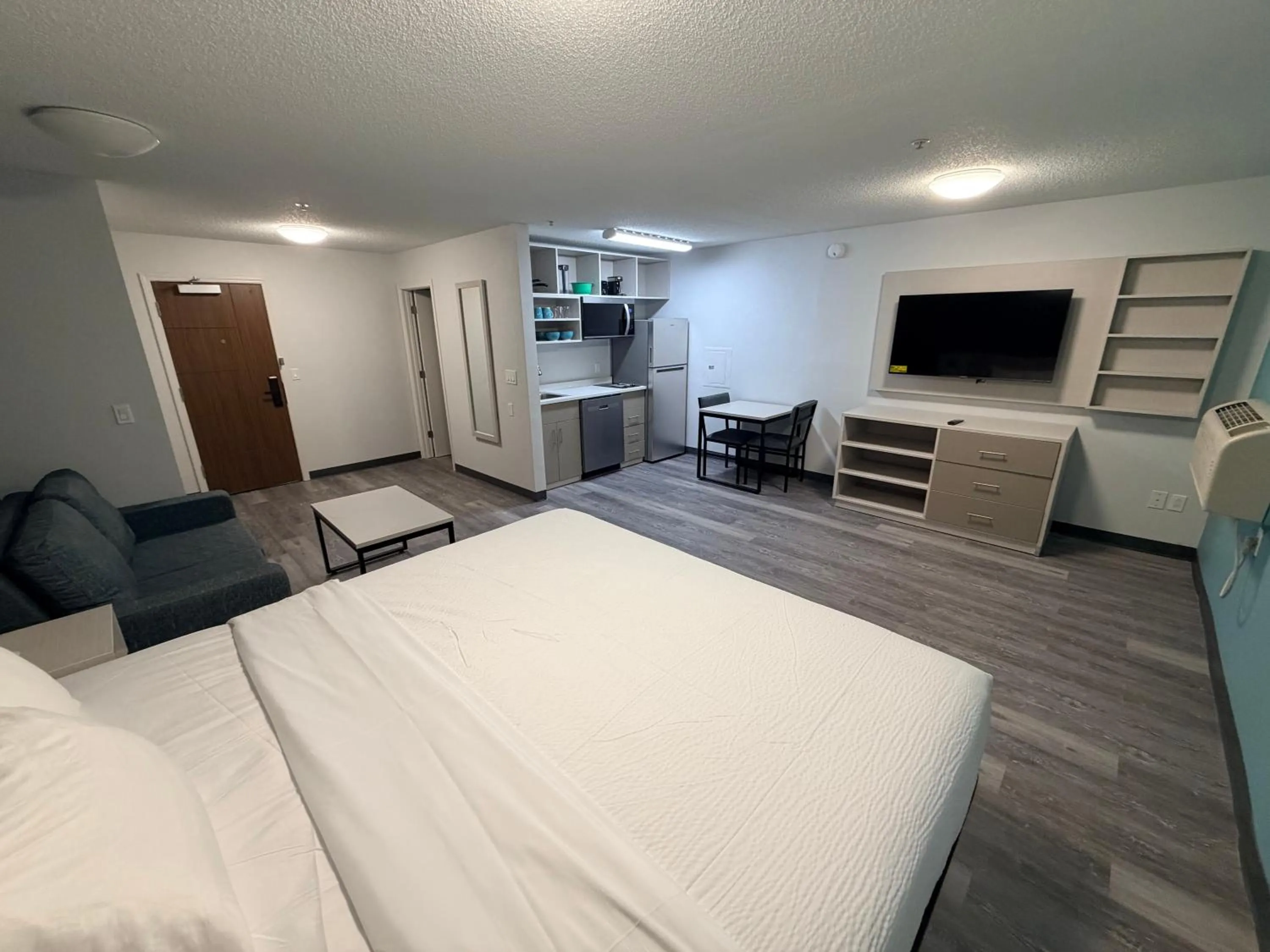 Bed in MainStay Suites Indianapolis Northwest - College Parks