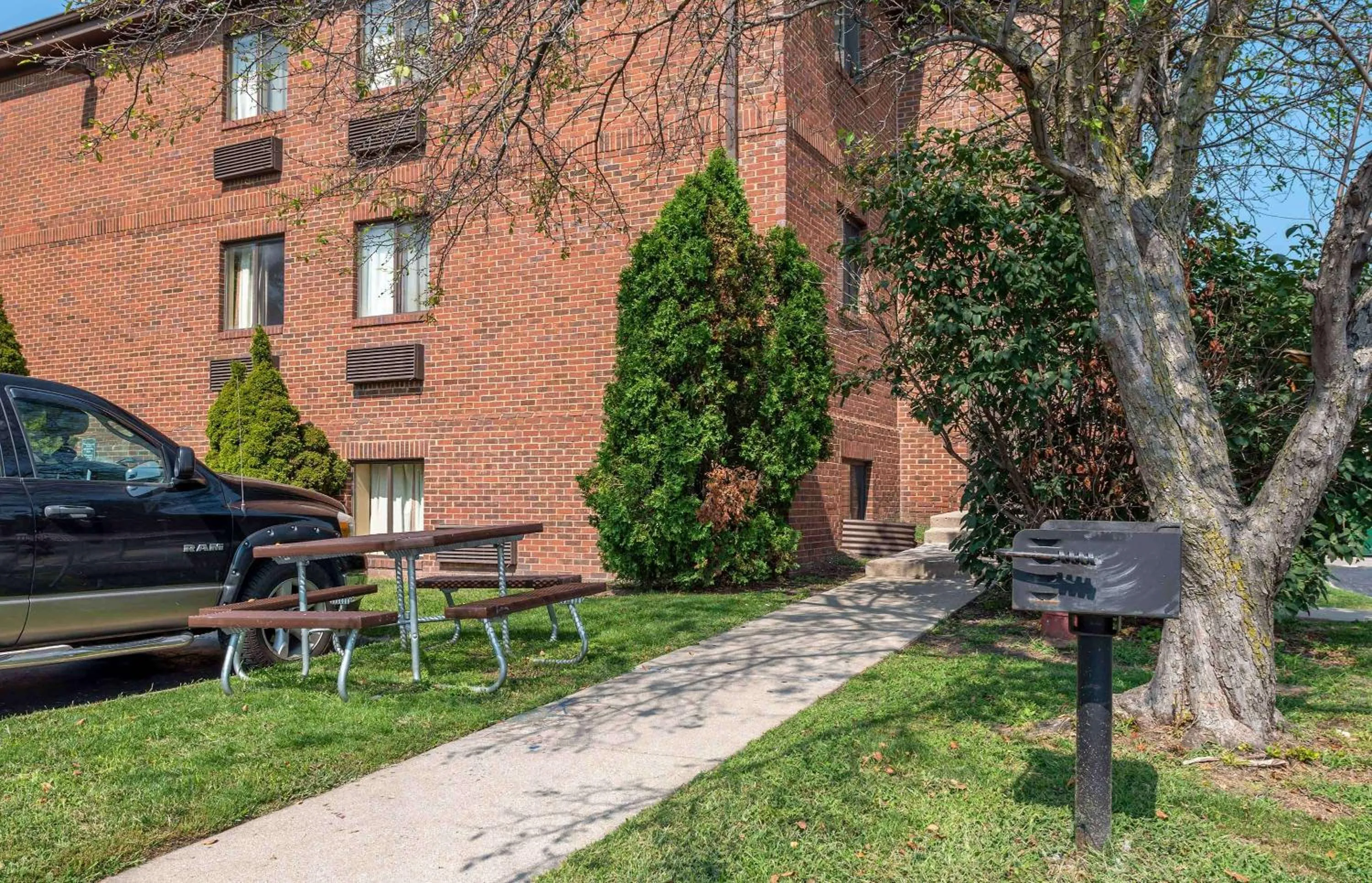 Property building in Suburban Studios Indianapolis Northwest - College Parks