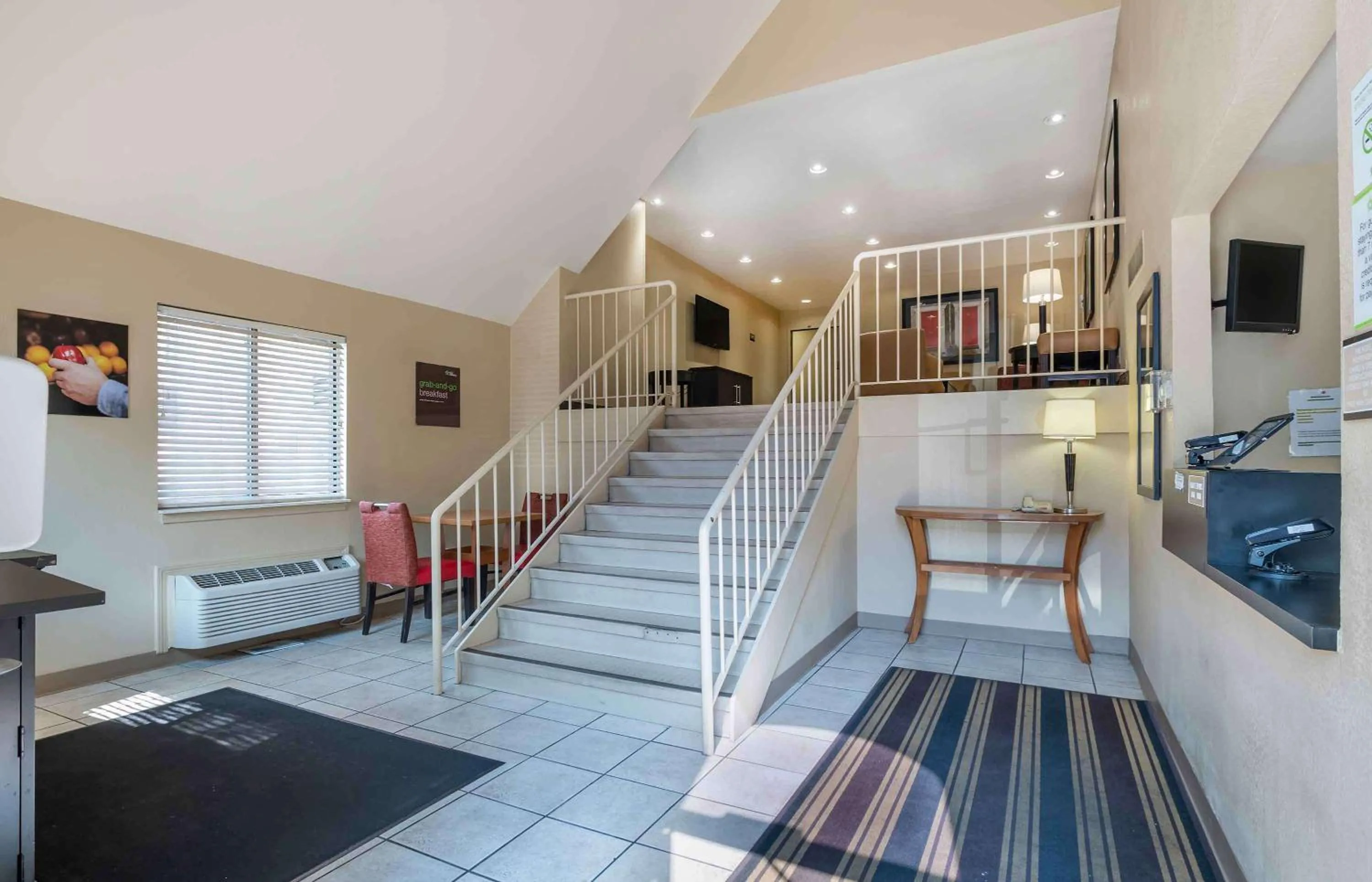 Lobby or reception in Suburban Studios Indianapolis Northwest - College Parks