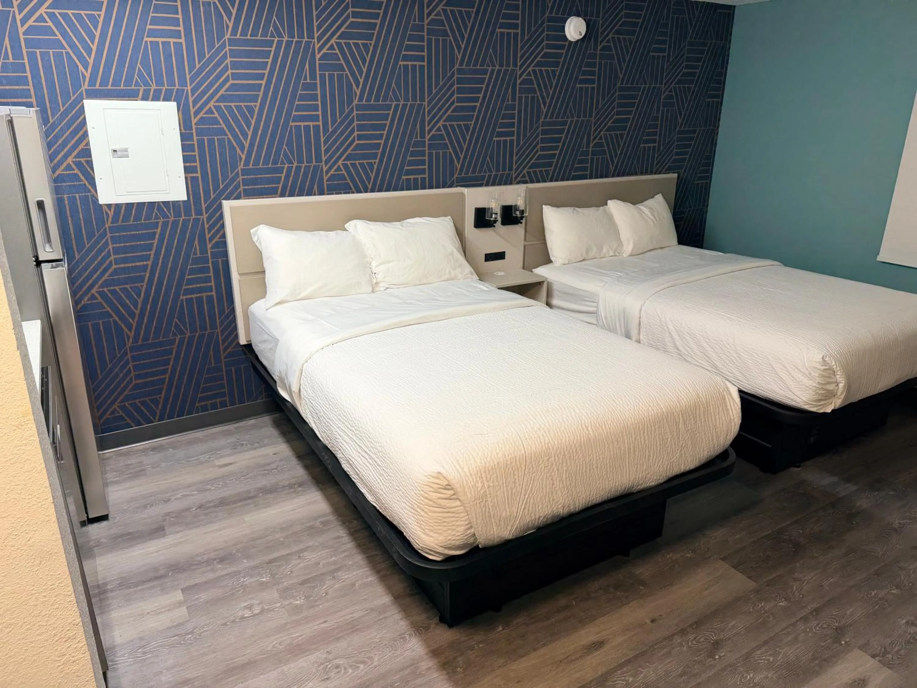 Bed in MainStay Suites Indianapolis Northwest - College Parks