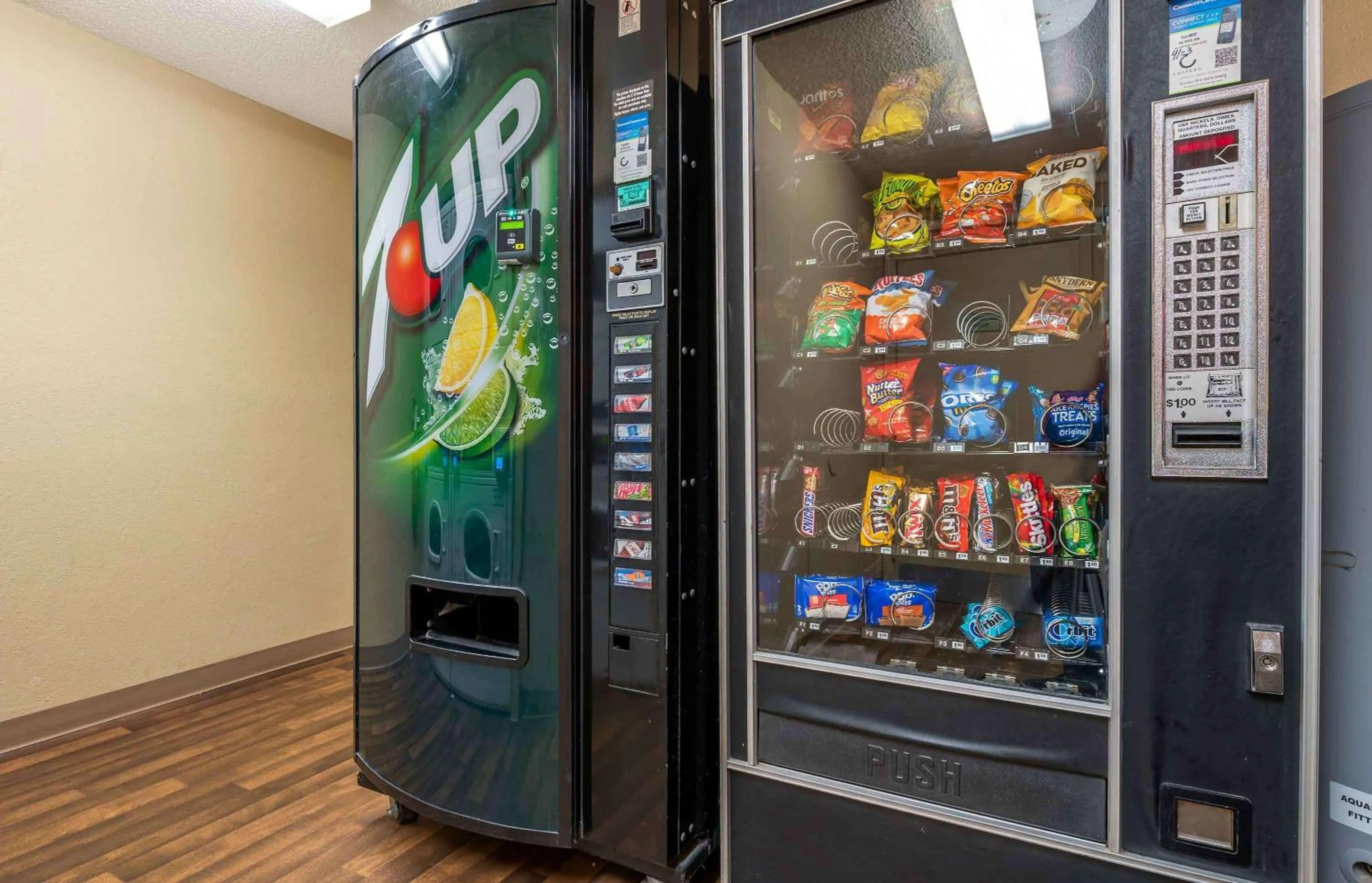 Property building in Suburban Studios Indianapolis Northwest - College Parks