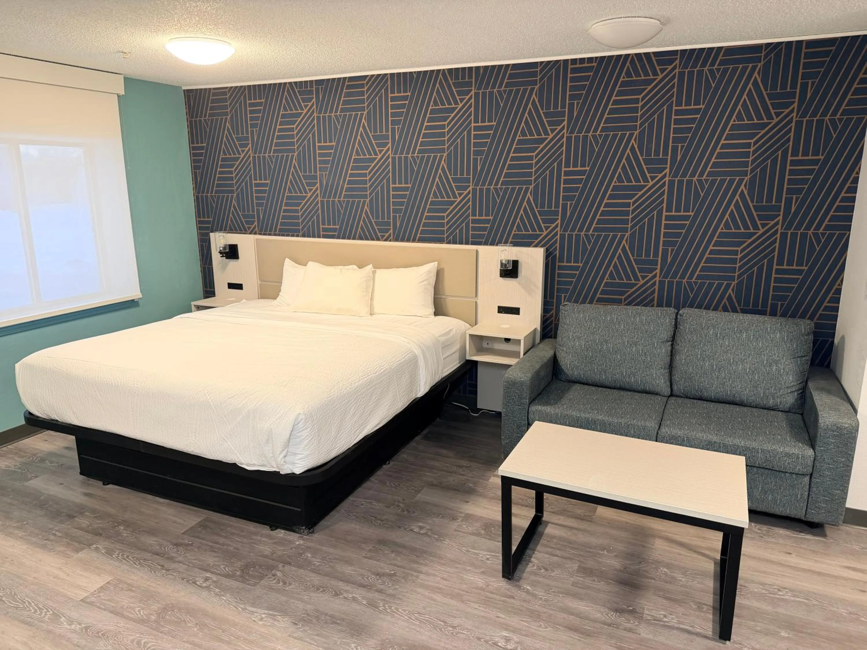 Bed in MainStay Suites Indianapolis Northwest - College Parks